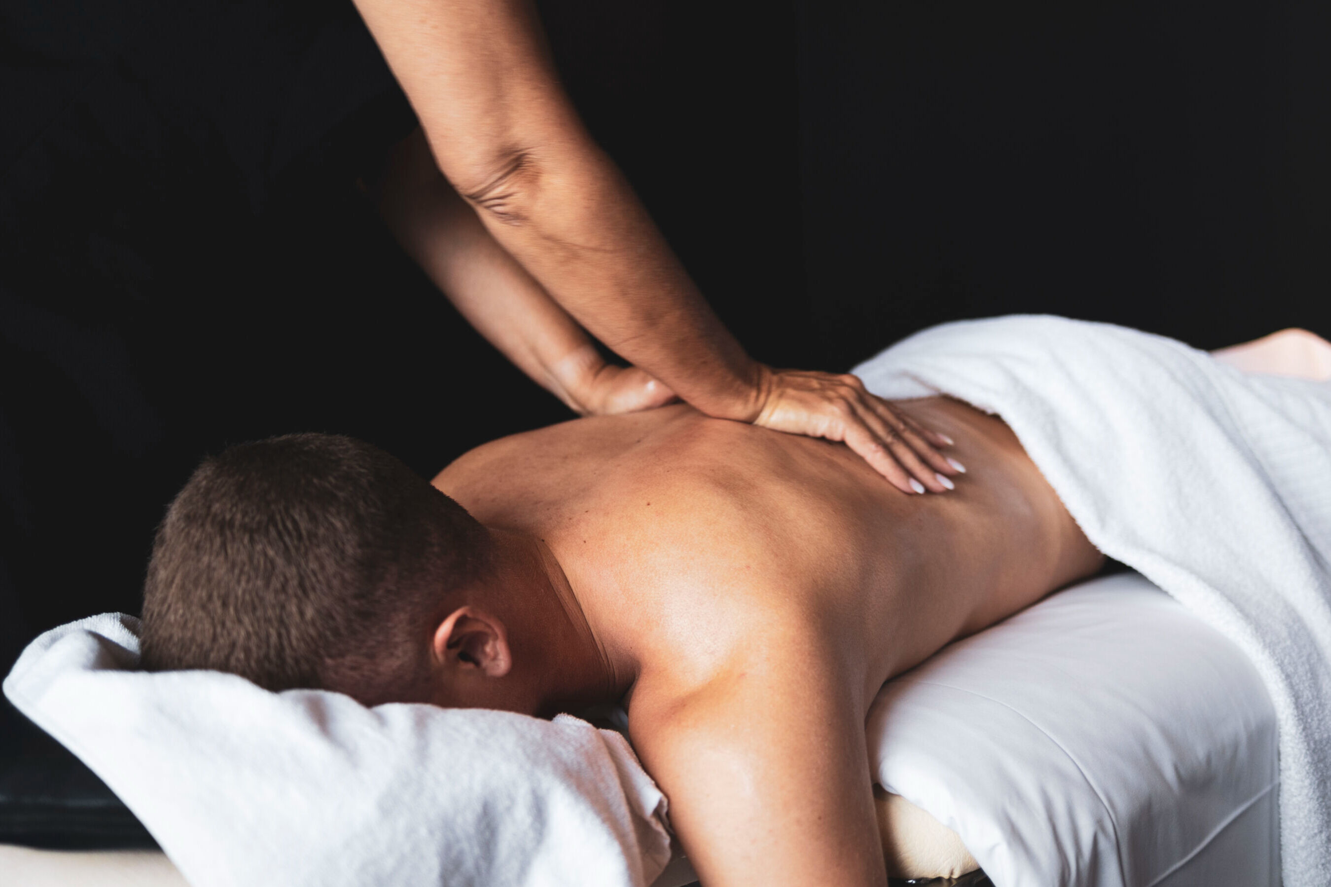 Massage behandling på en man.