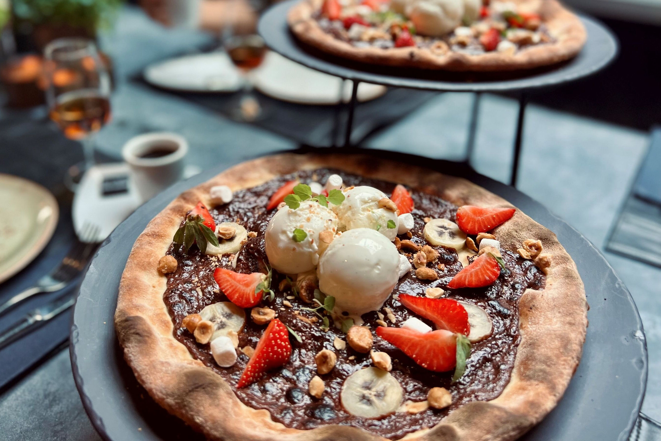 Dessertpizza med nutella, frukt och bär.
