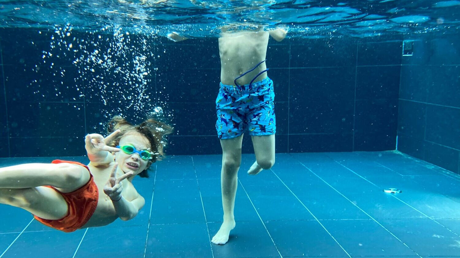 Hotel Tylösand Två barn under vattnet i poolen