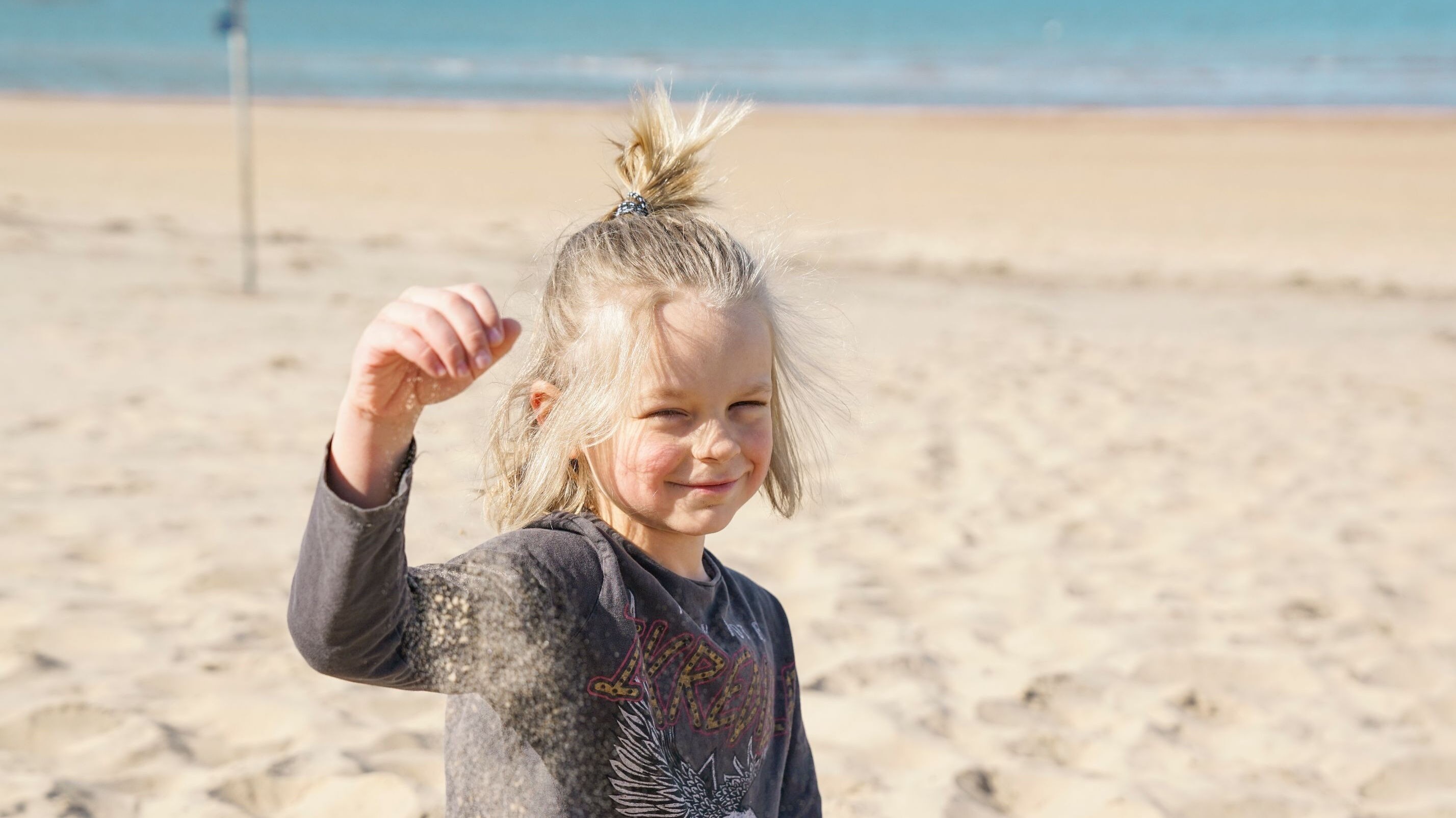 Hotel Tylösand ett barn på stranden kastar sand