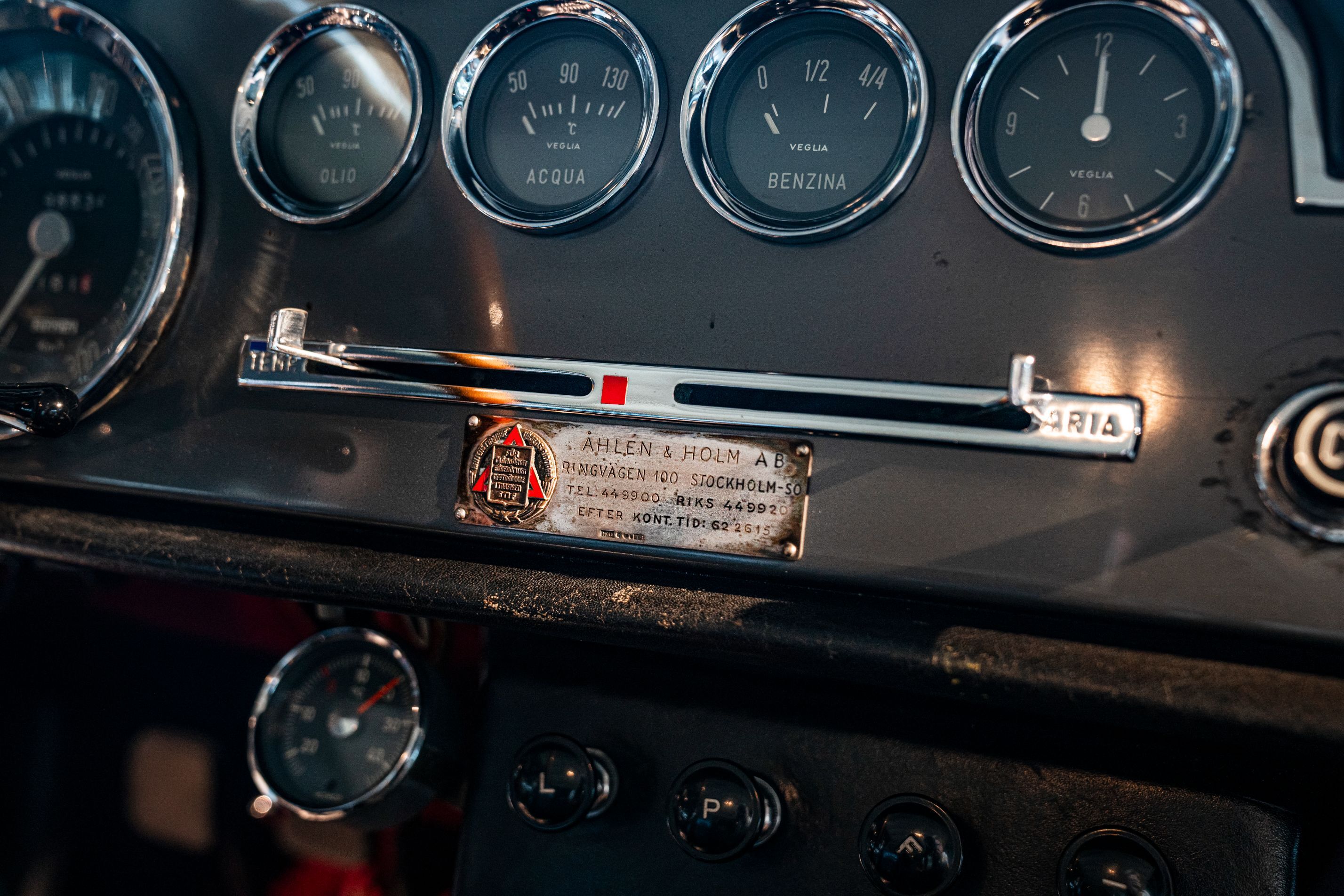 Närbild av en instrumentpanel i en Närbild på en ratt i en Ferrari 250 GTE 2+2