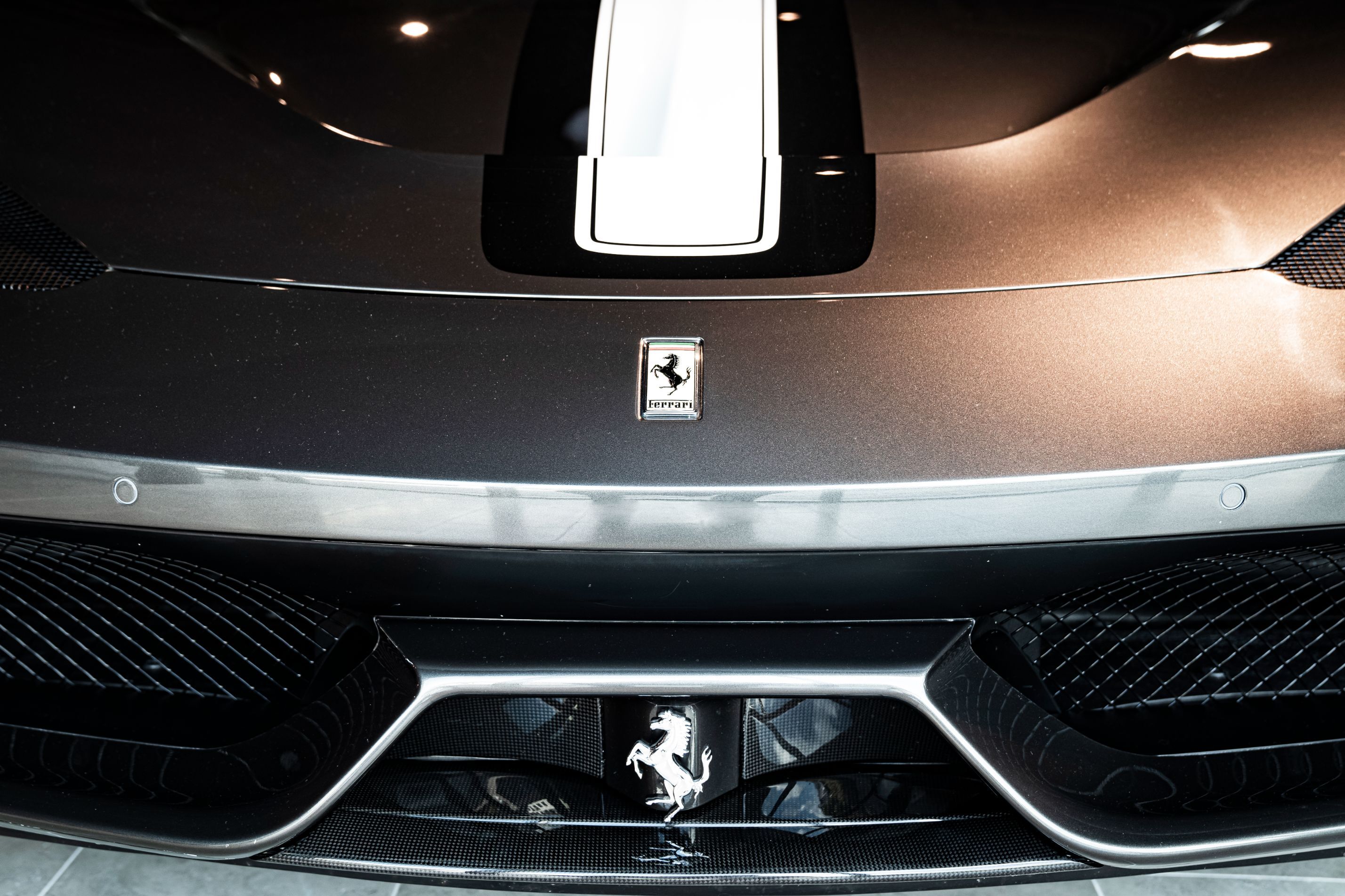 Närbild av fronten på en Ferrari
