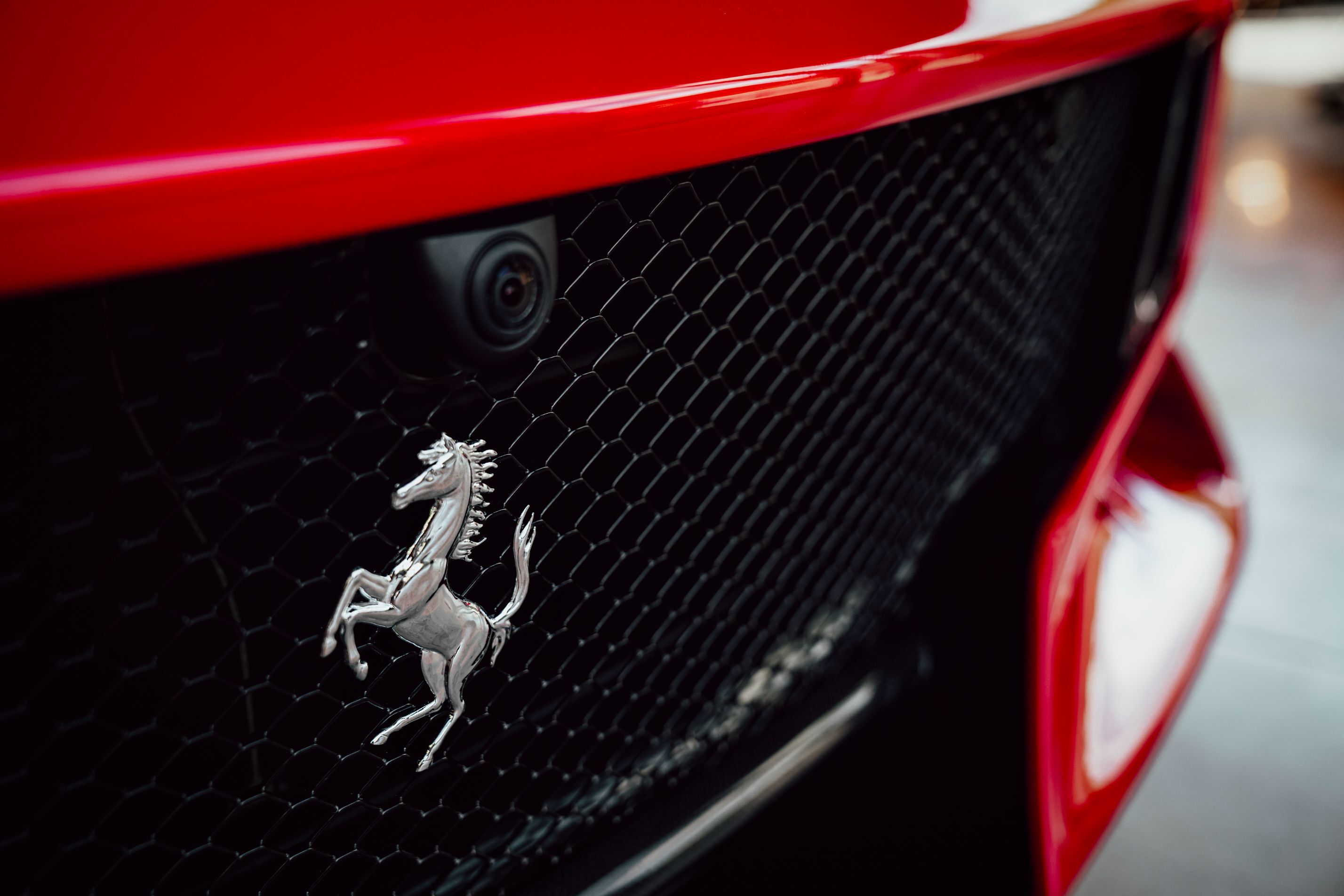 Närbild av ett Ferrari-märke på en bil