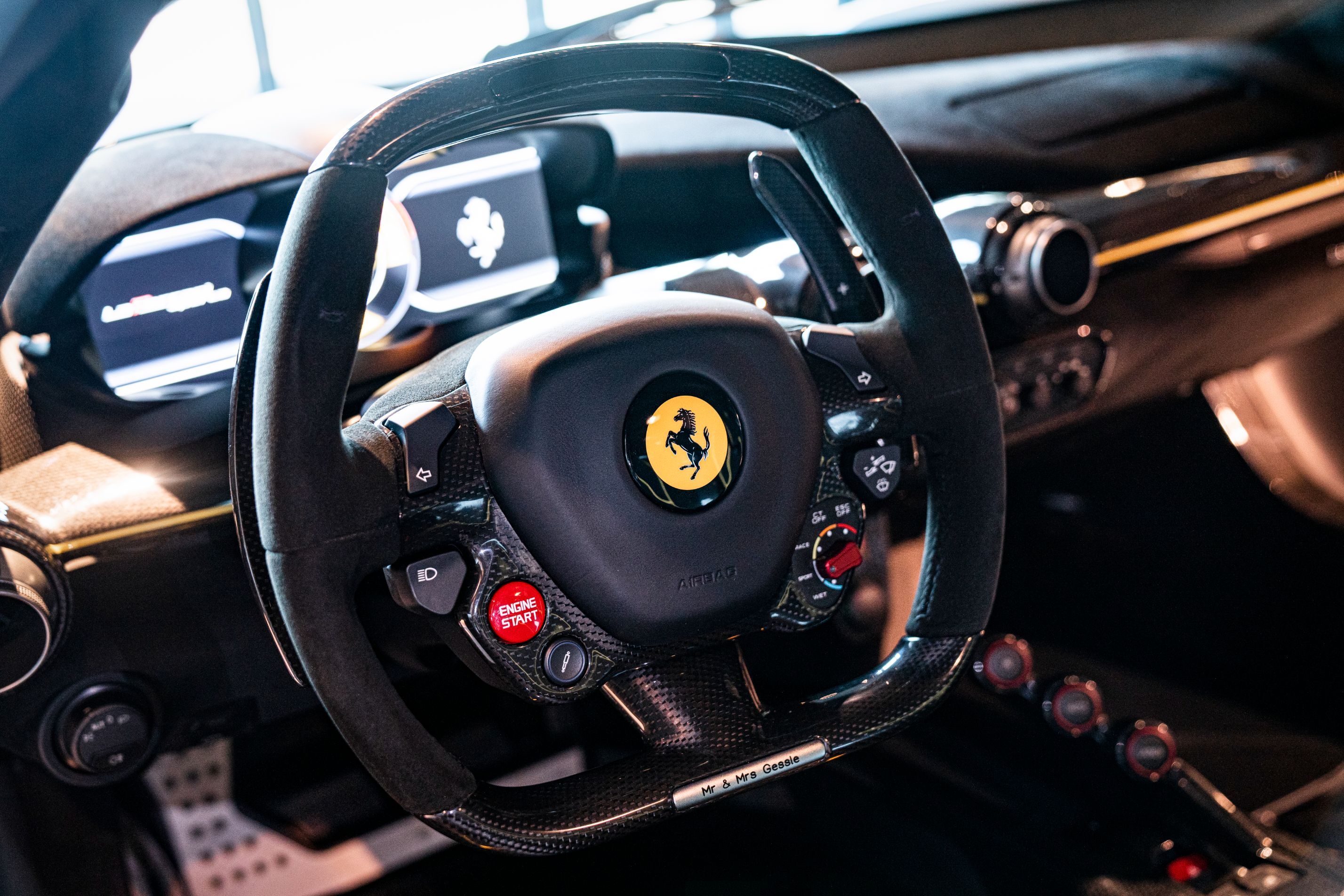 Närbild av en ratt i en Ferrari LaFerrari