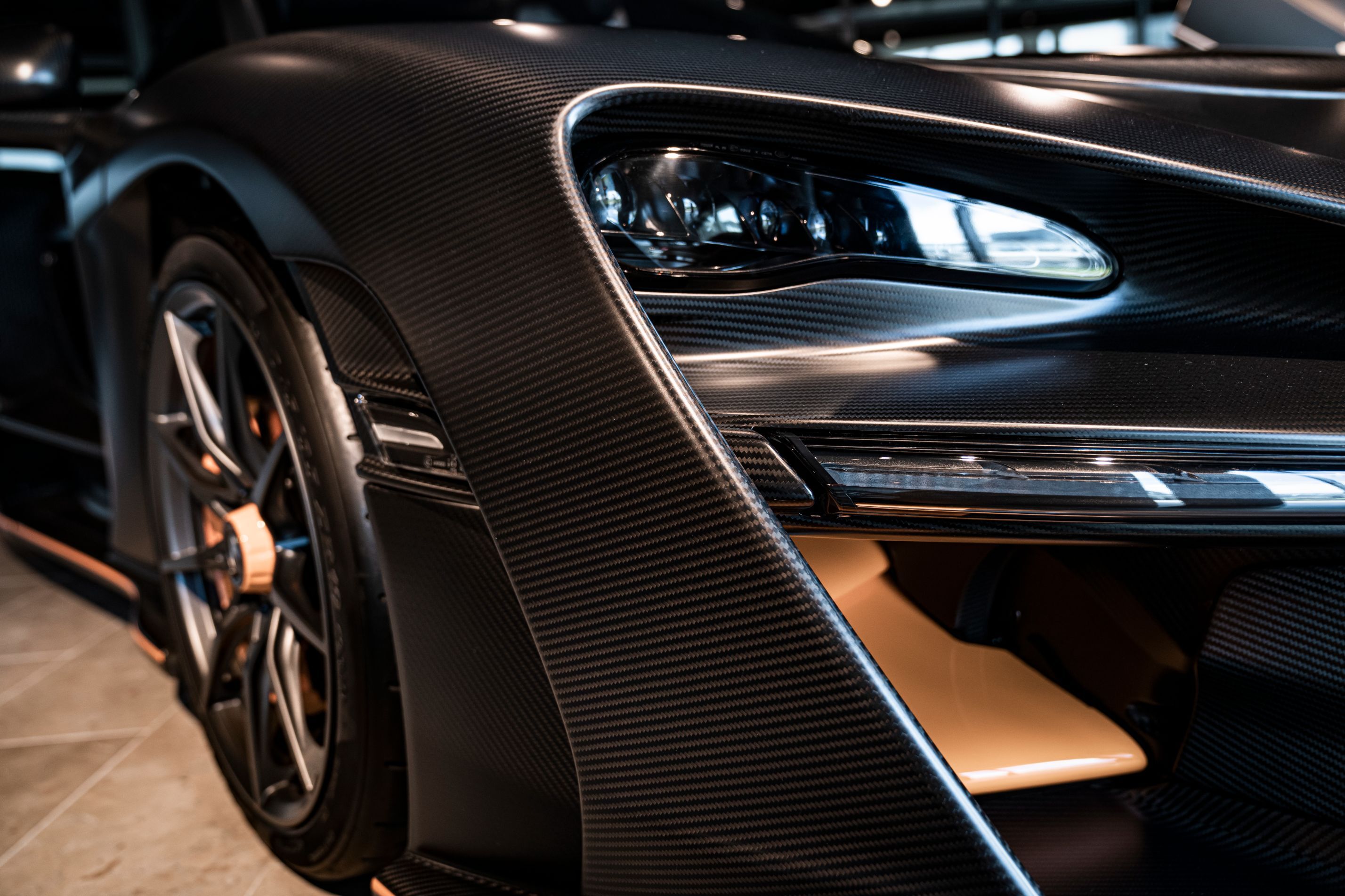 Närbild på fronten av en McLaren Senna