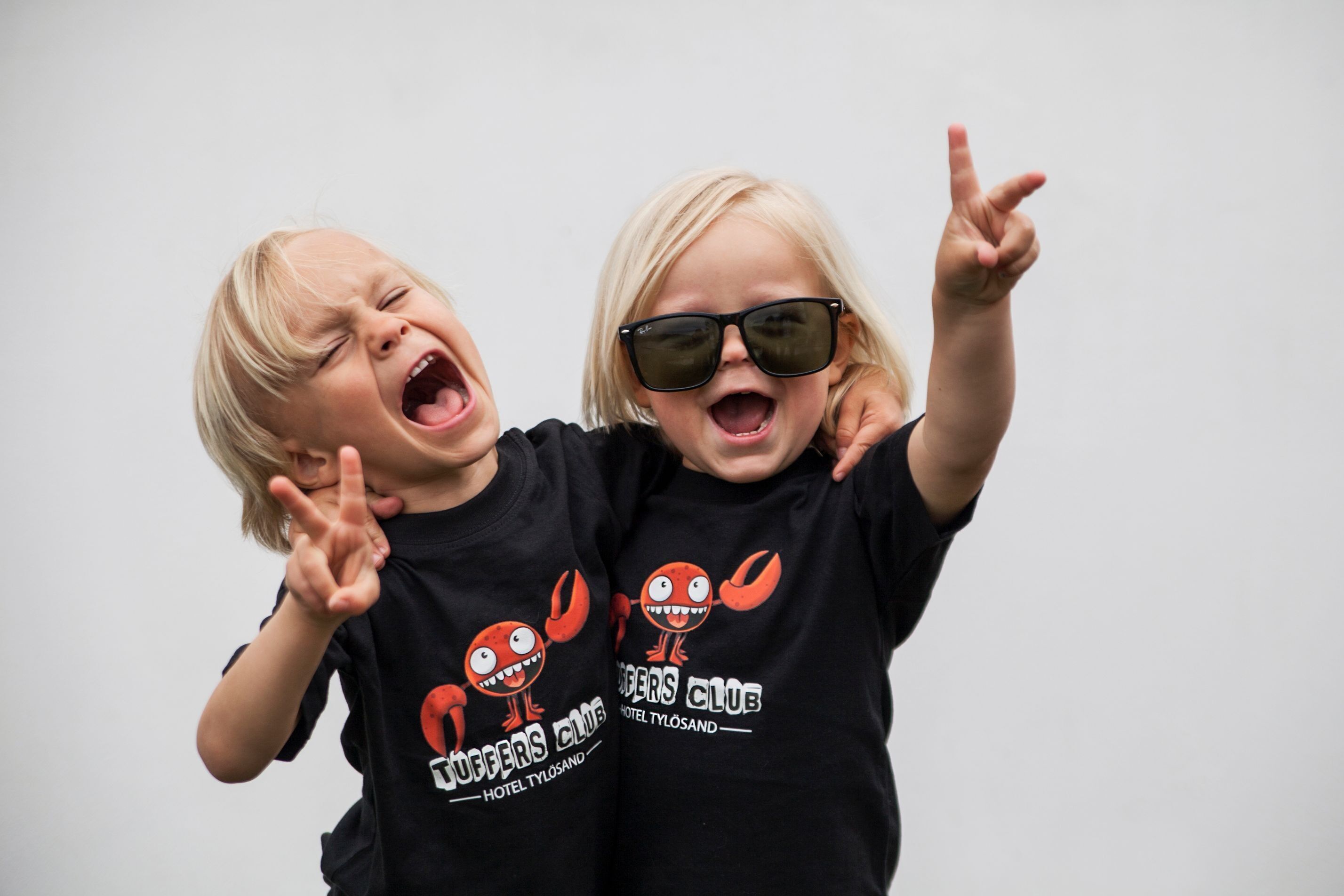 Hotel Tylösand två små barn gör peace-tecken