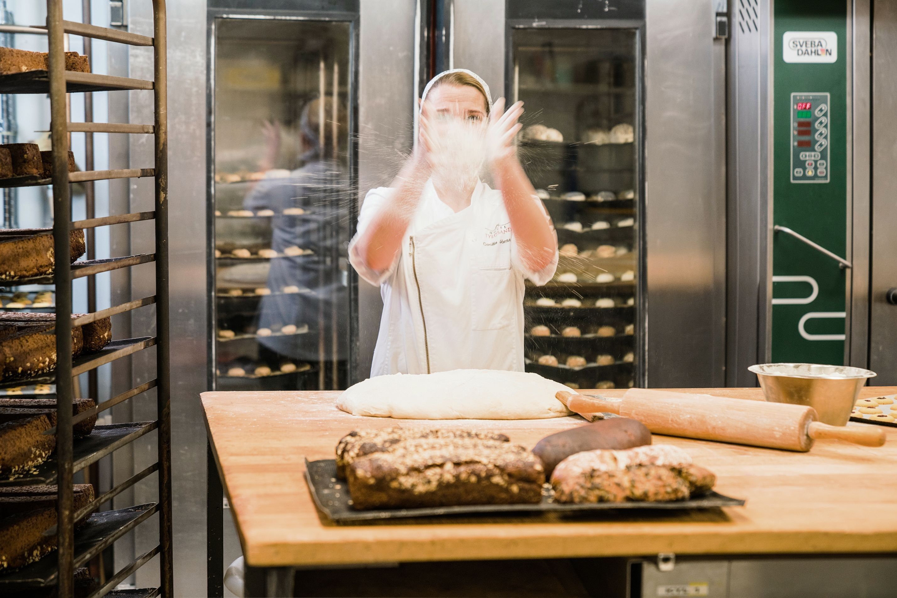 Hotel Tylösand Bagare bakar bröd i köket