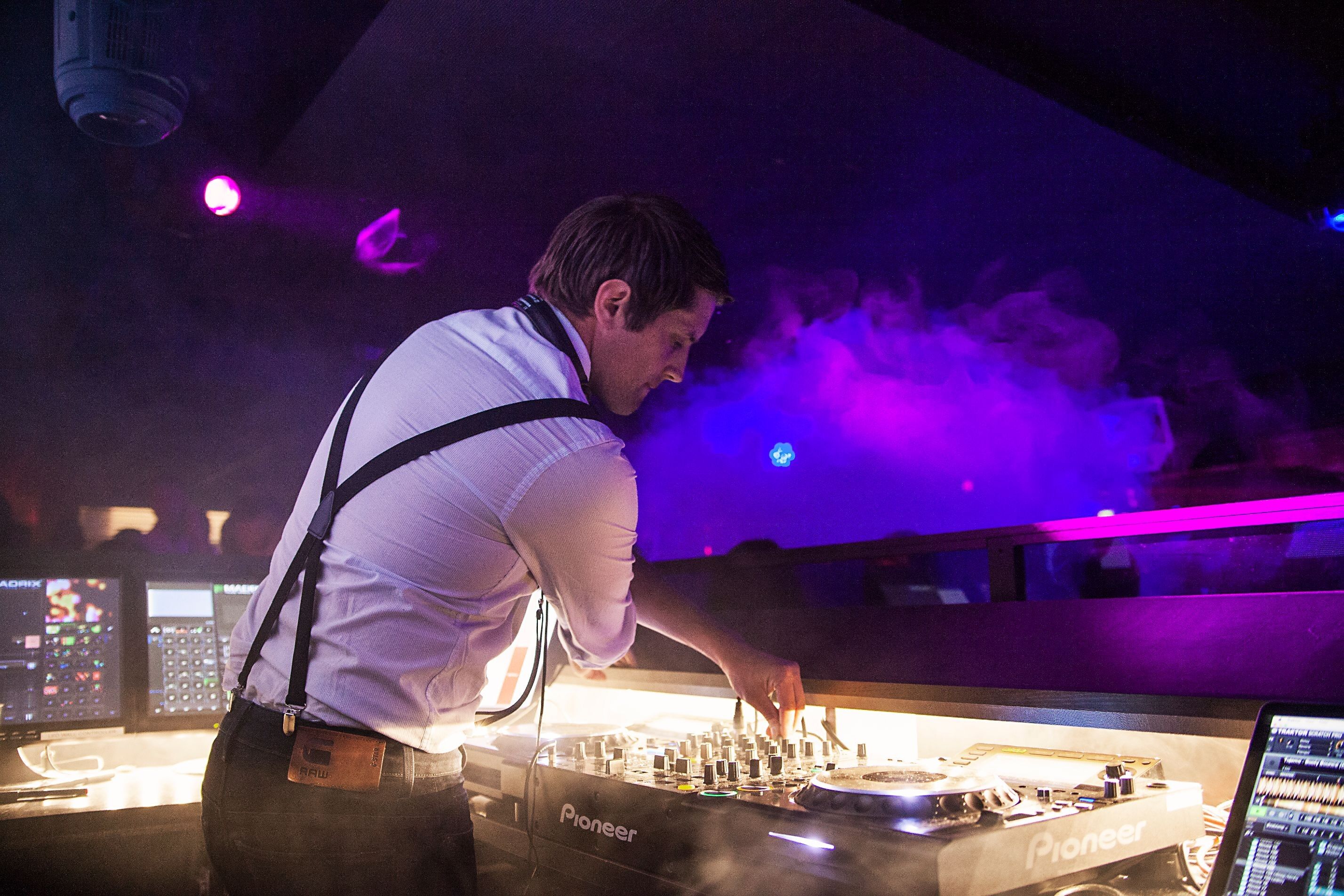 En DJ som uppträder på nattklubben Leif's lounge