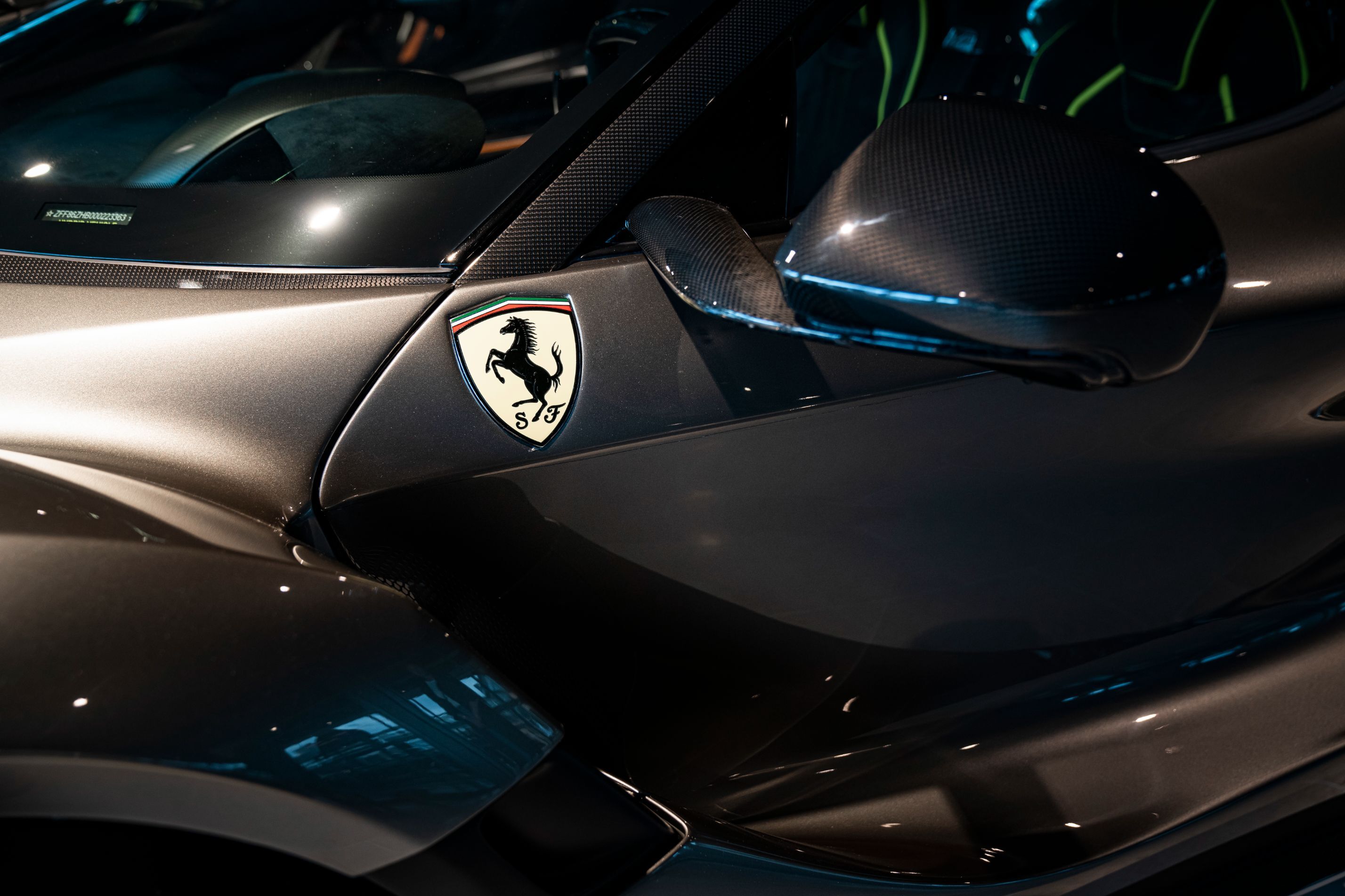 Bild av ett Ferrari-märke på sidan av en bild