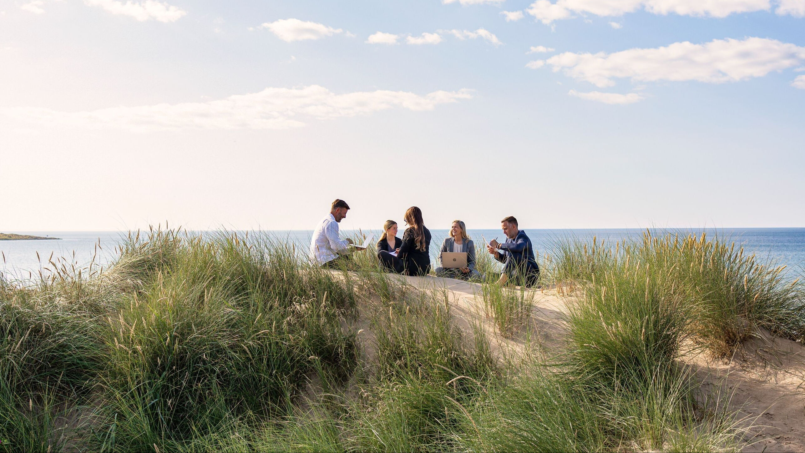 Konferensgrupp i sanddynorna