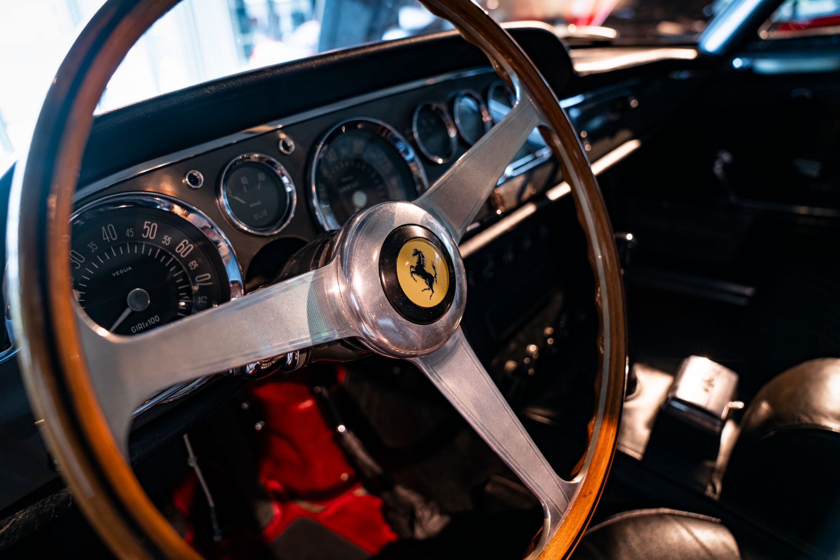 Närbild på en ratt i en Ferrari 250 GTE 2+2