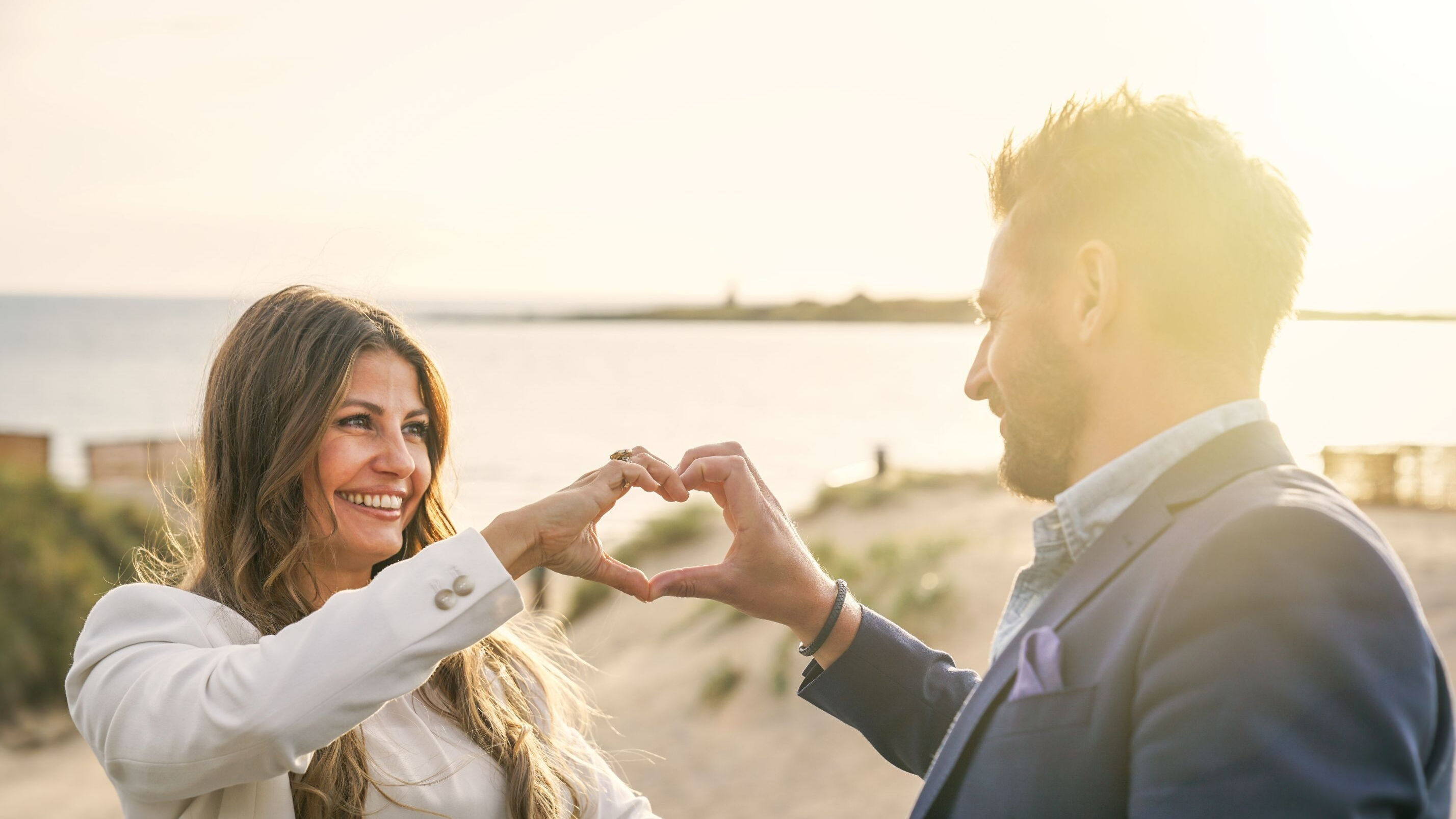 Hotel Tylösand par gör handhjärta solnedgång