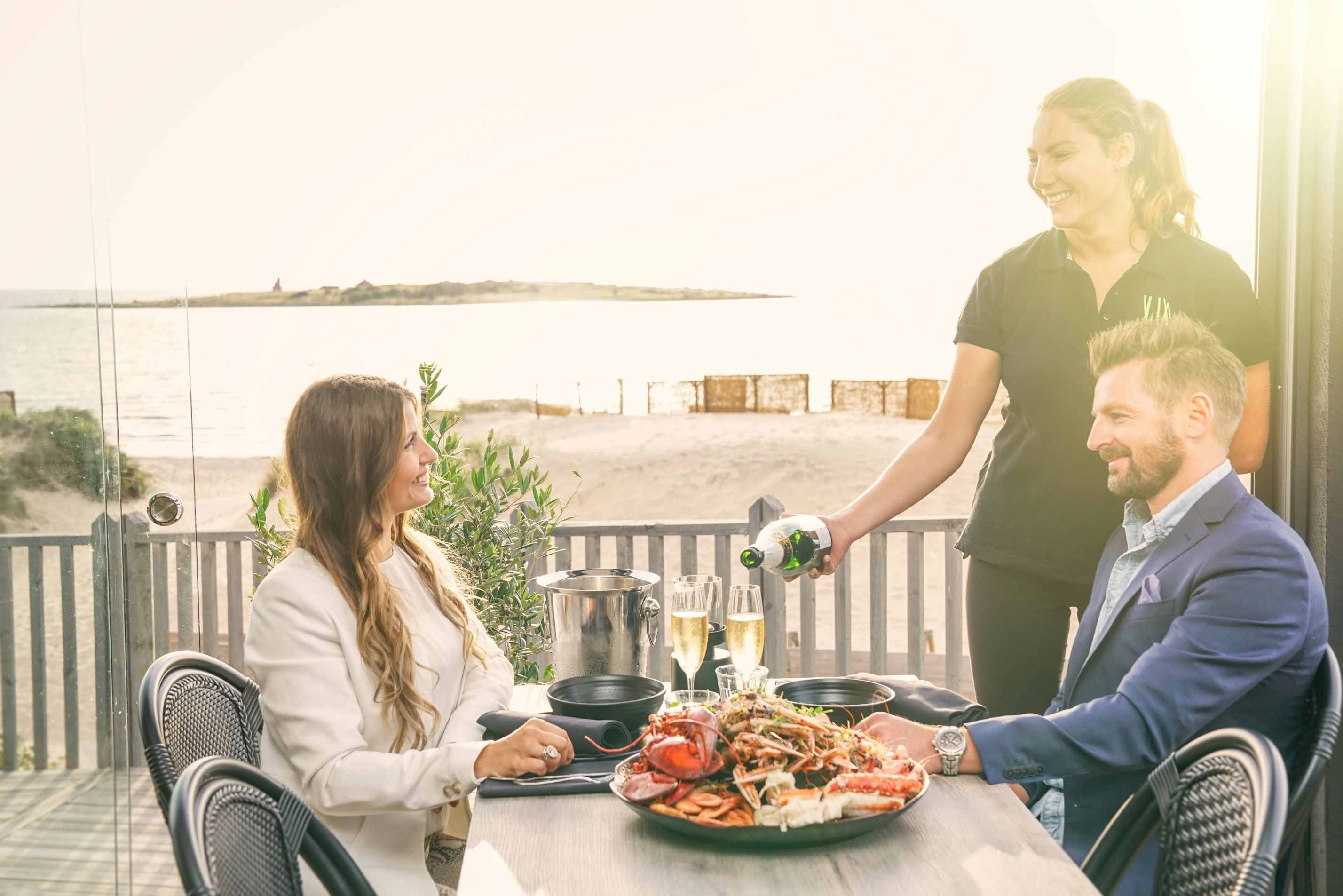 En man och en kvinna som delar på en skaldjurstallrik