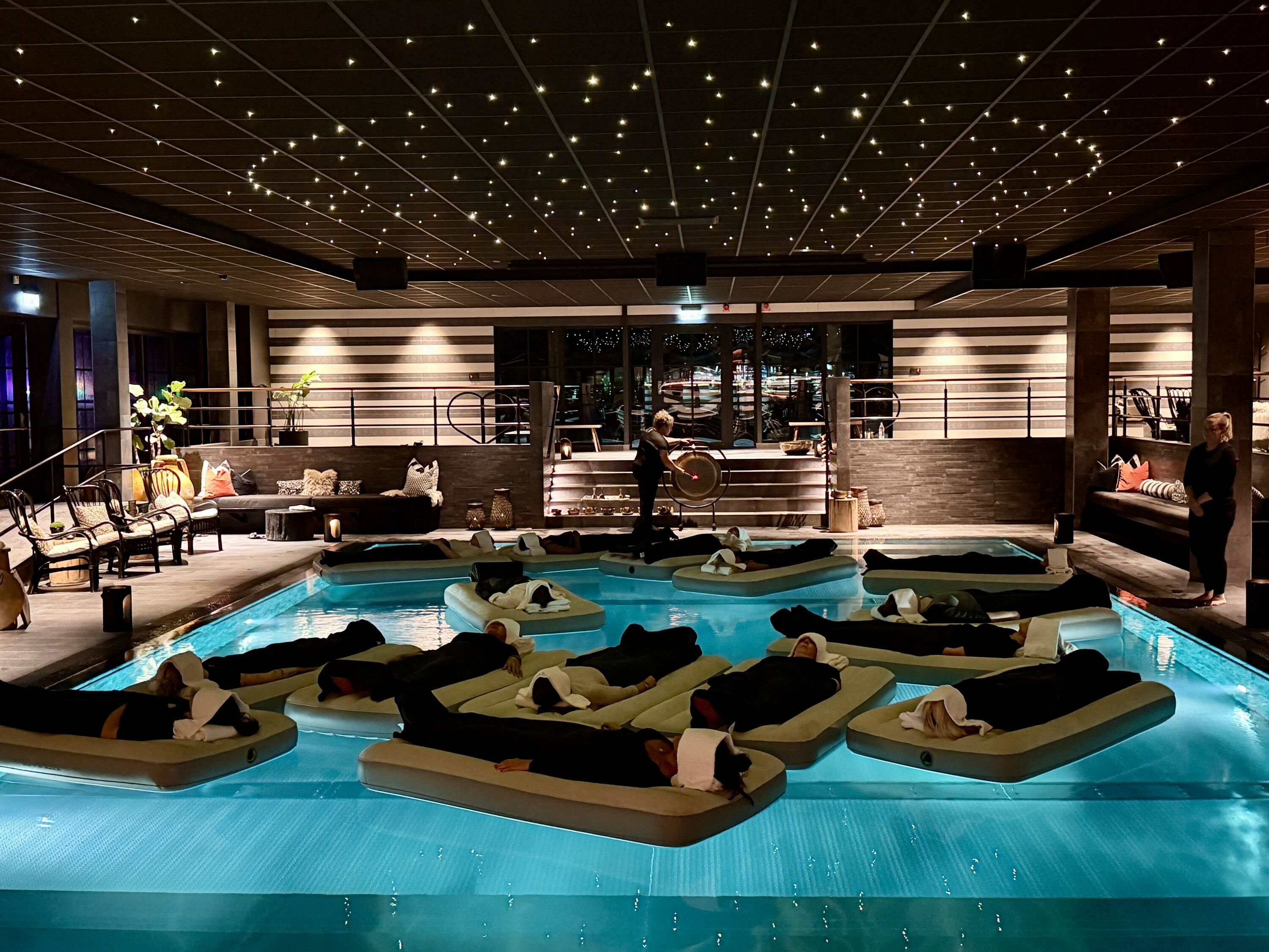 Floating Sound Bath Ceromoni i pool