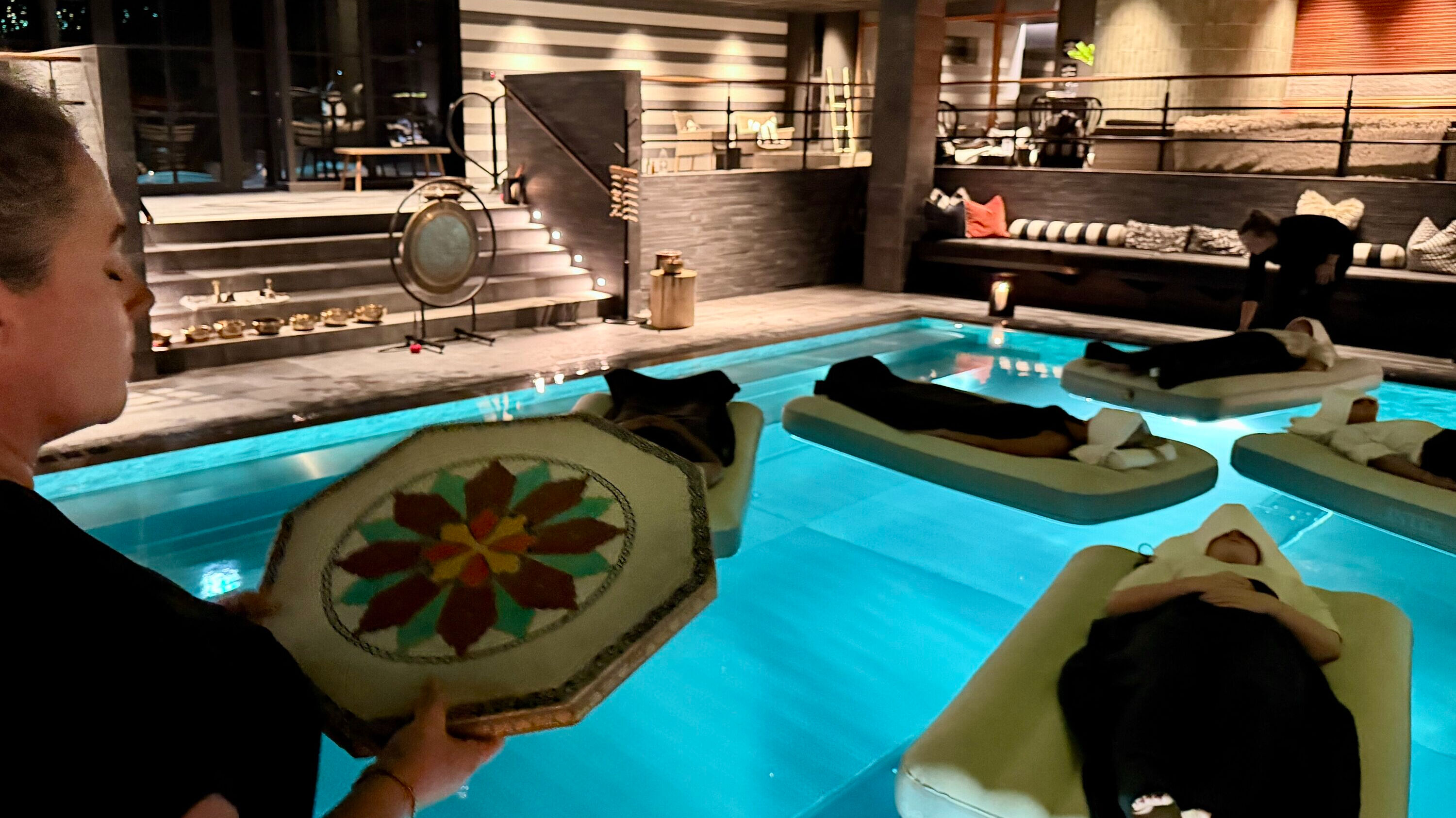 Floating Sound Bath Ceromoni i pool på Hotel Tylösand