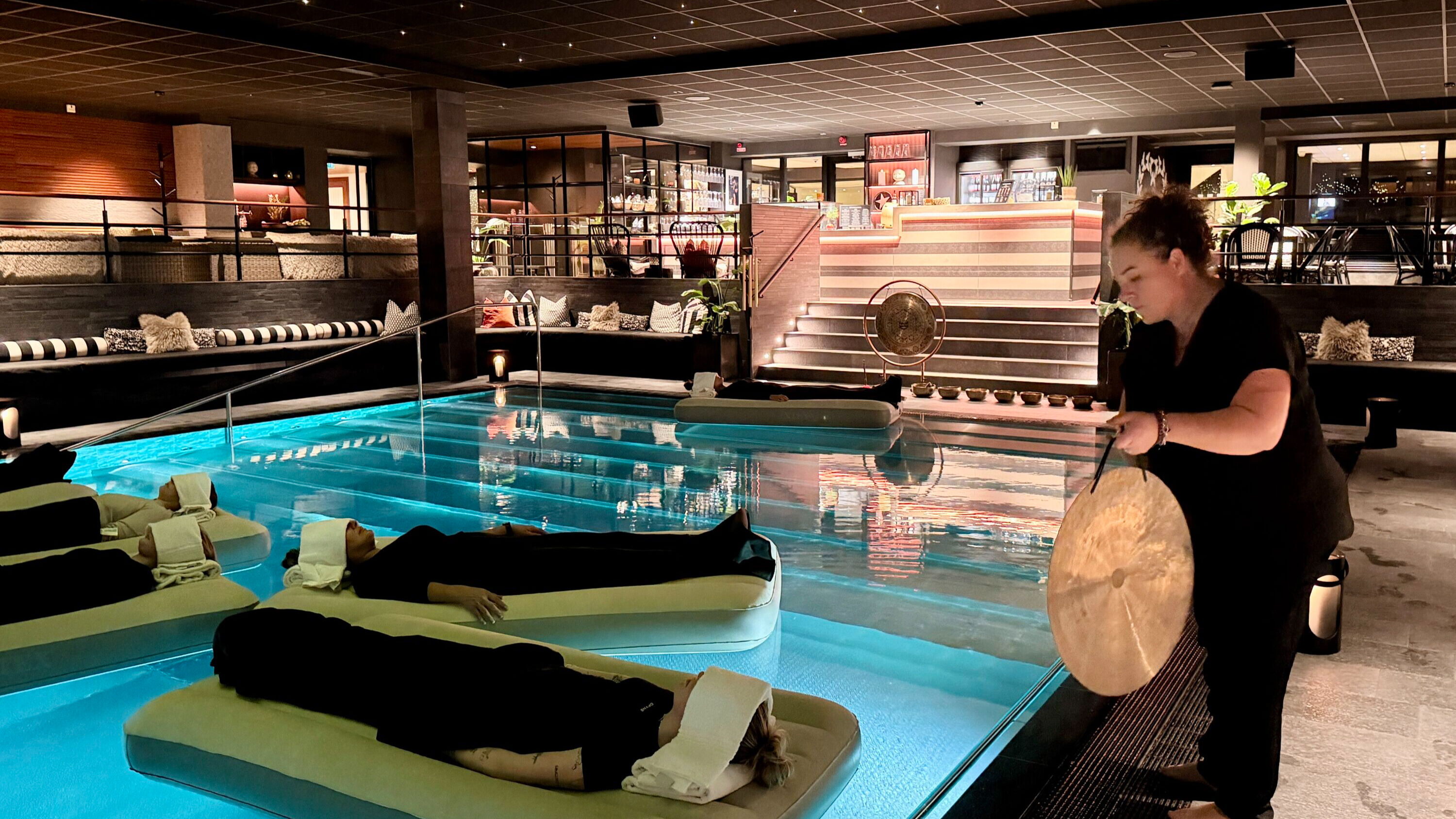 Floating Sound Bath Ceromoni i pool på Hotel Tylösand