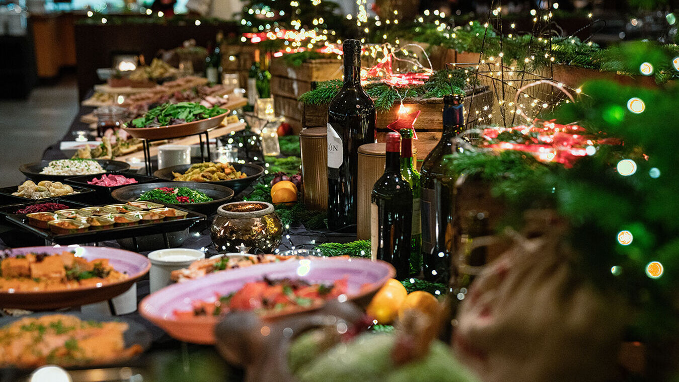 Julbord med olika sorters skinka, korv, paj, röror och sallader