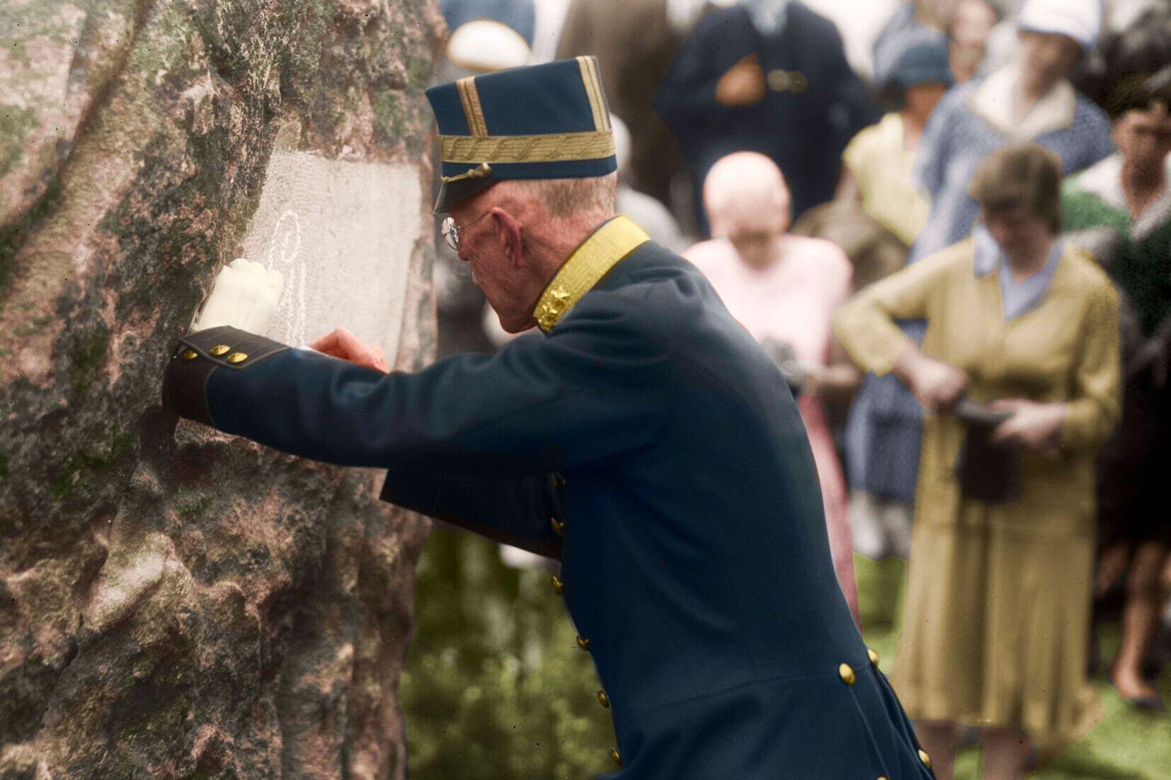 Kung Gustav V besöker Kungastenen 1929 med folksamling