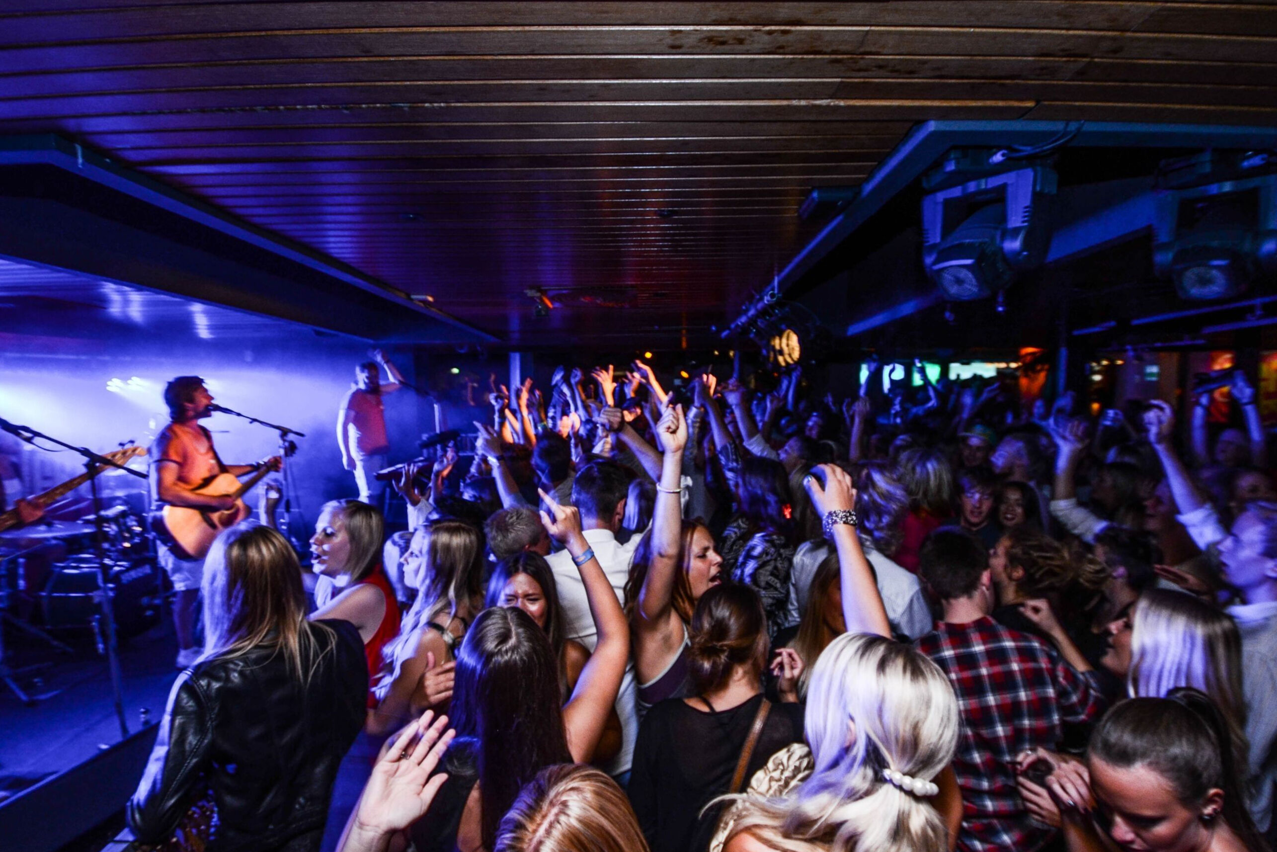 Folk som dansar på Leifs Lounge's nattklubb