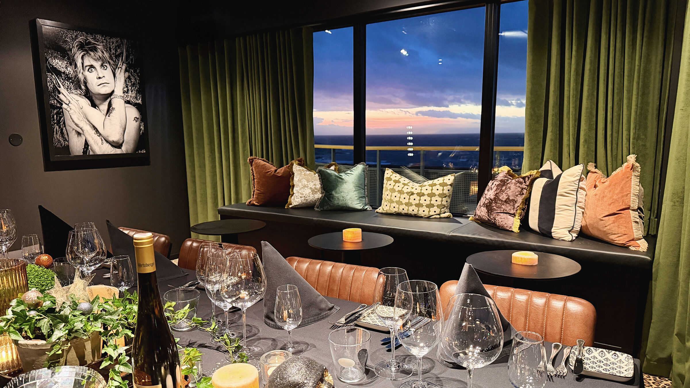 Nyårsmiddag i lokalen Ozzie på Hotel Tylösand.