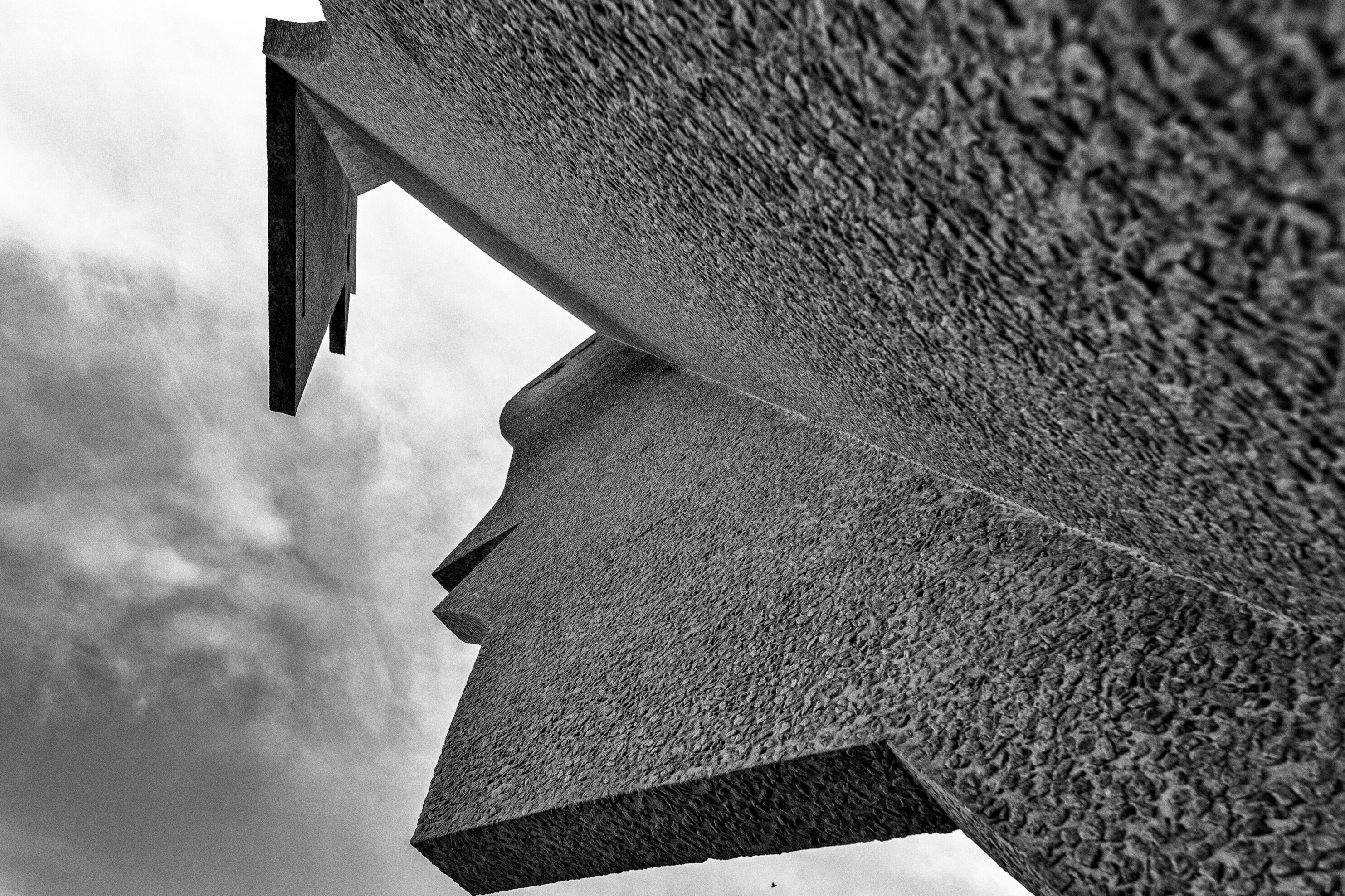 Picasso staty mot himmel