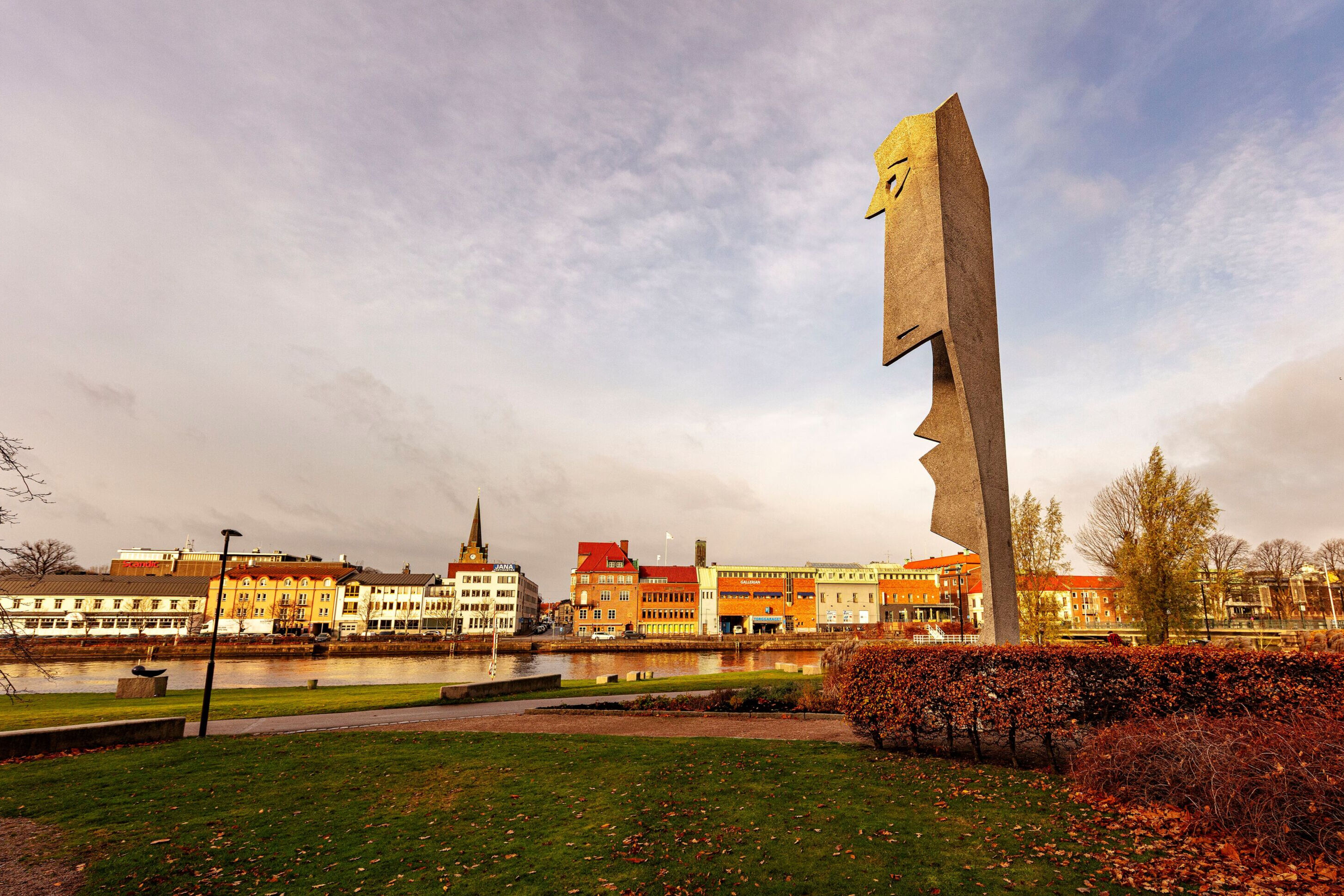 Picassso staty i Halmstad vid Nissan