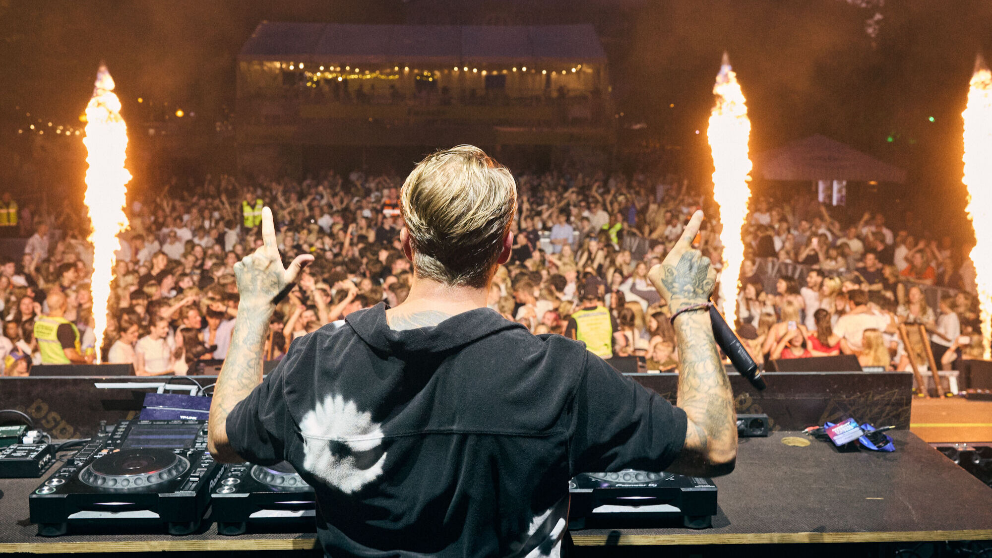 DJ Raaban spelar på en spelning.