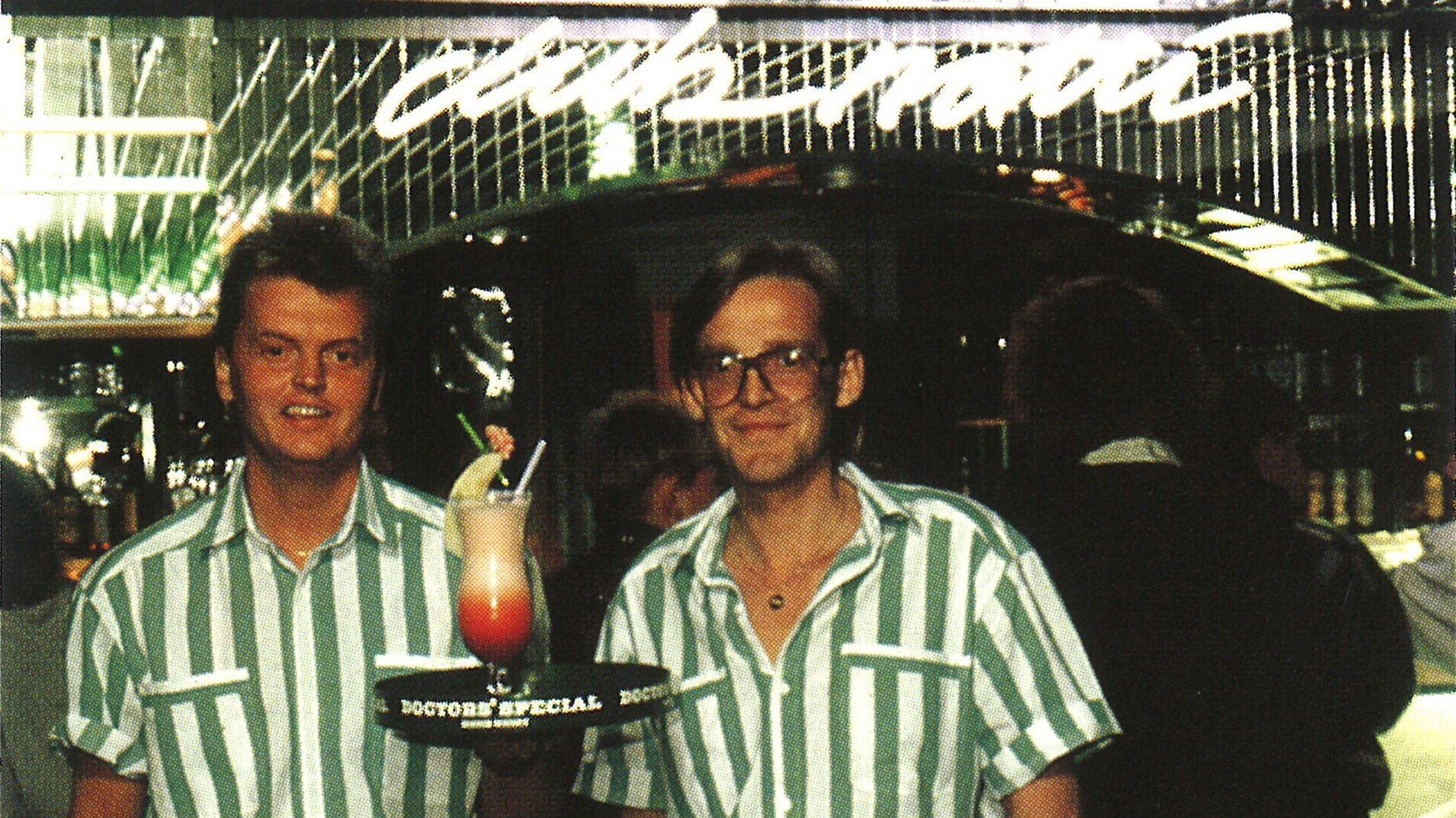 Serveringspersonal Thomas Strandberg med drink Club Natti 1980-tal