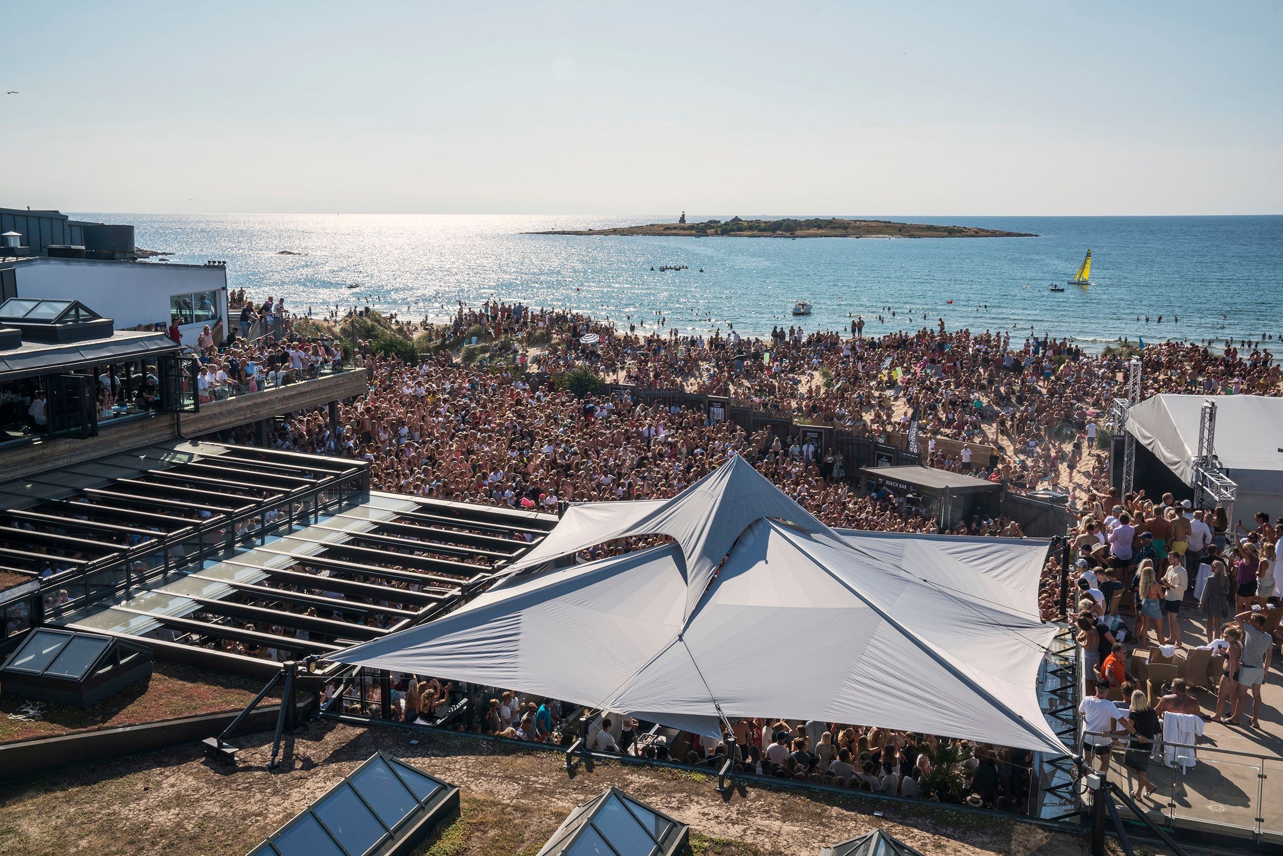 Översiktsbild på folkhavet vid en spelning på After beachen på Leif's Lounge