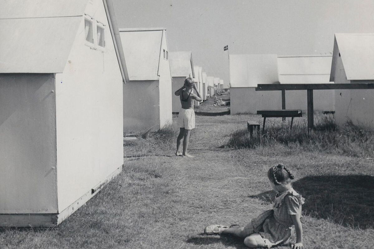Barn leker mellan husen när tältstaden blivit masonithus i Tylösand