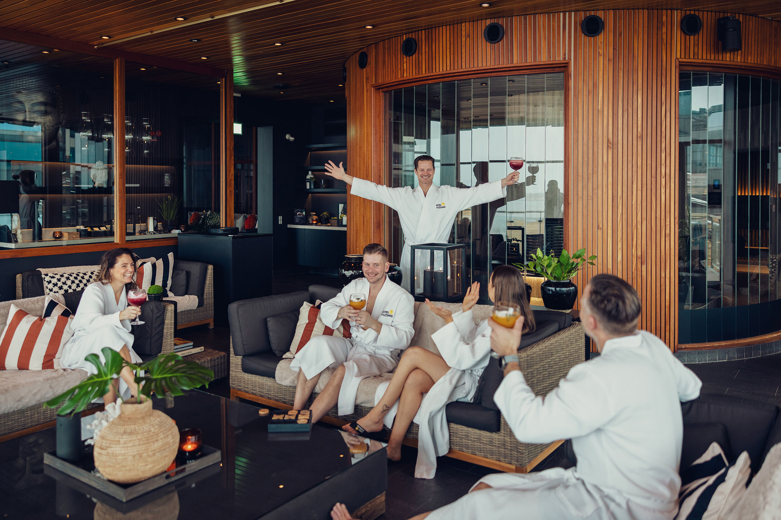 Kompisgäng som umgås i Happy Lounge på Hotel Tylösand.