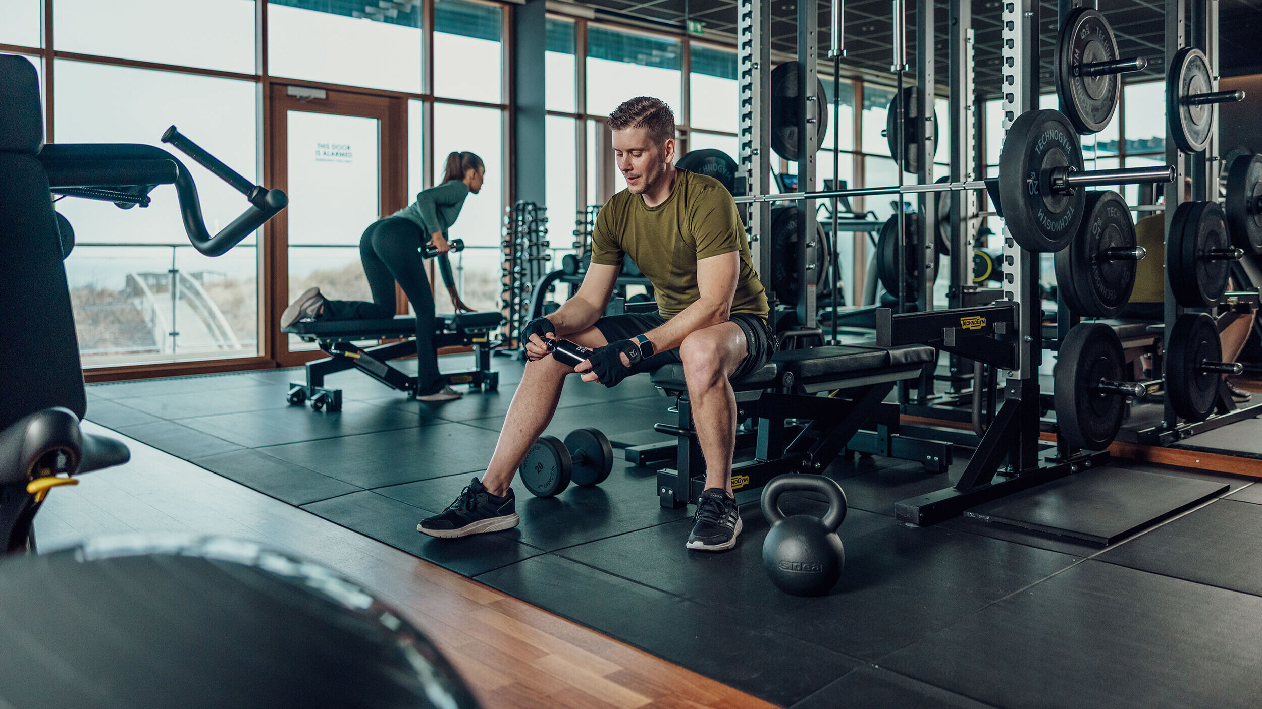 Träning med vikter i gymmet på Hotel Tylösand.