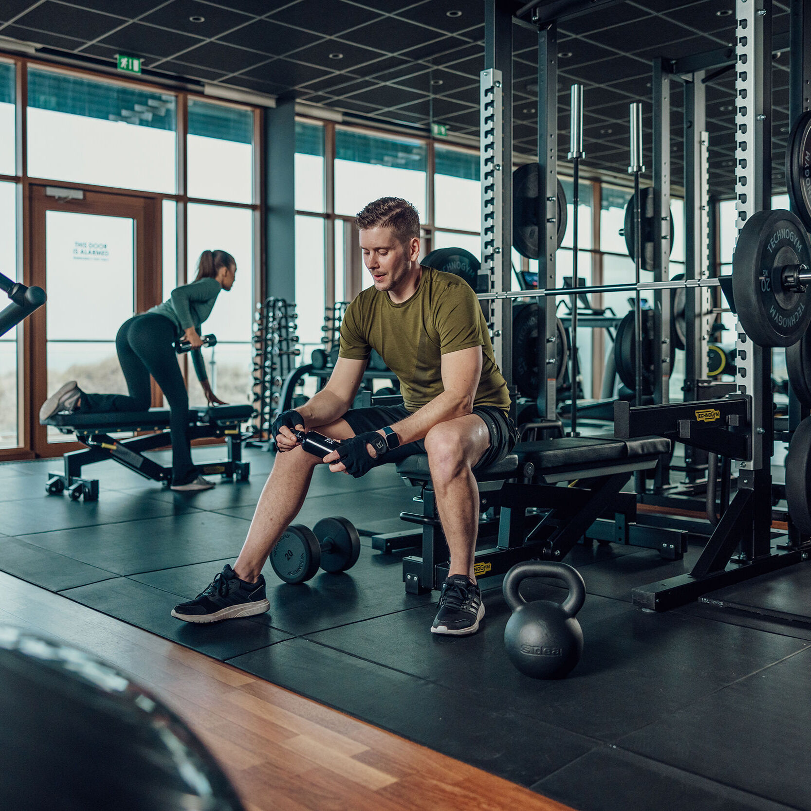 Träning med vikter i gymmet på Hotel Tylösand.
