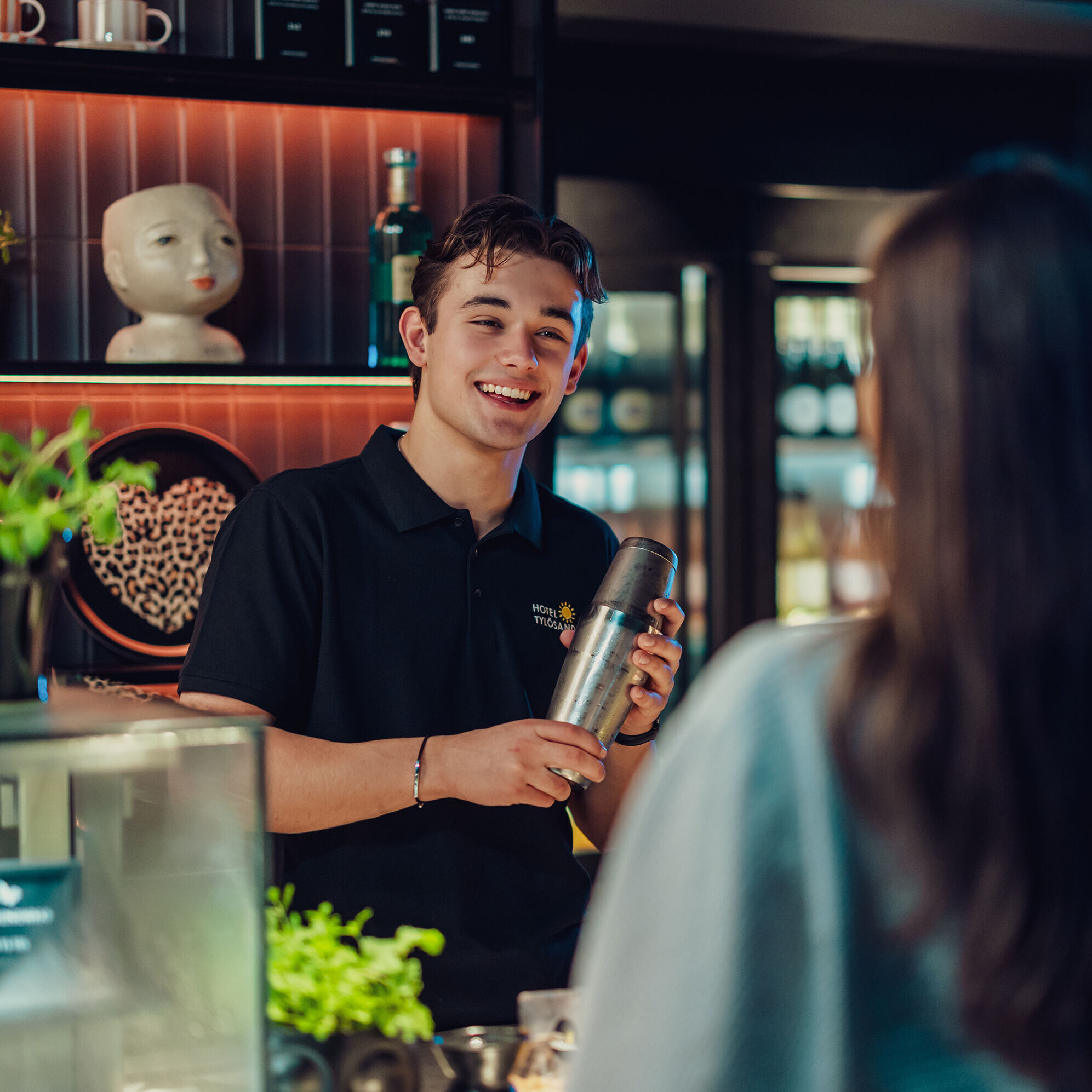 Bartender gör drinkar i baren i The Spa.