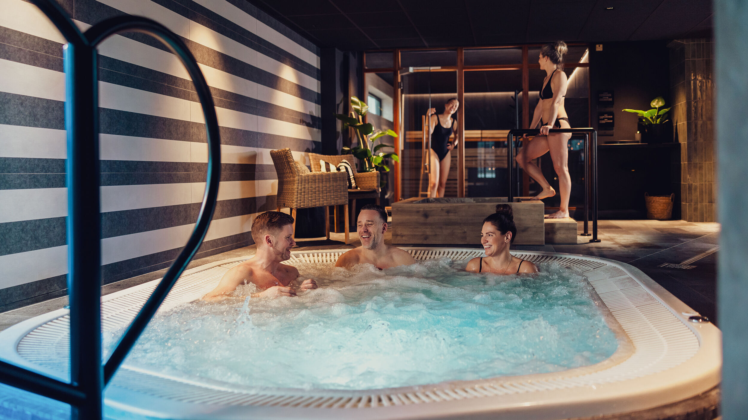 Kompisgäng badar bubbelpool och isvak.