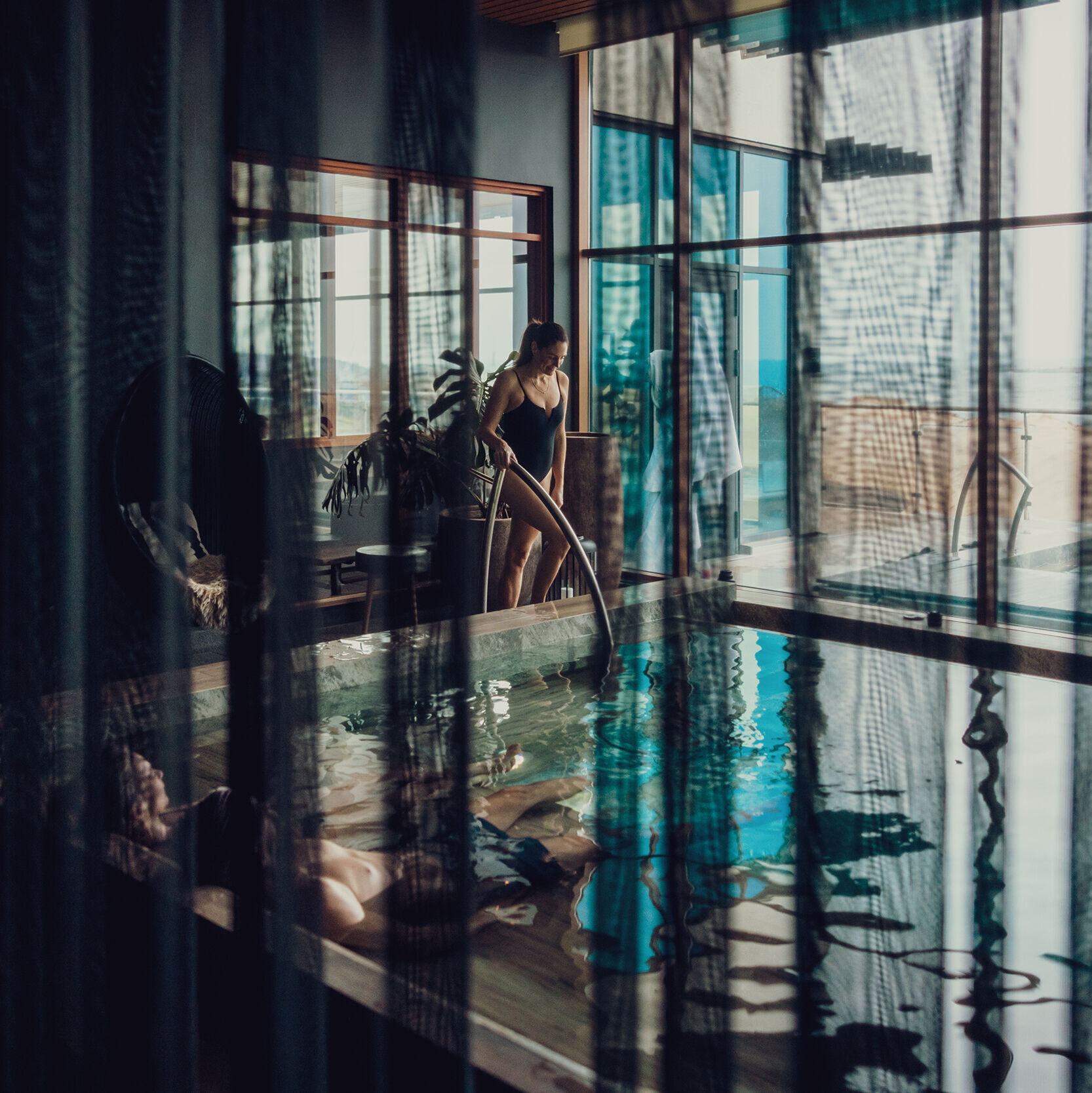 Par som tar det lugnt i relaxpool.