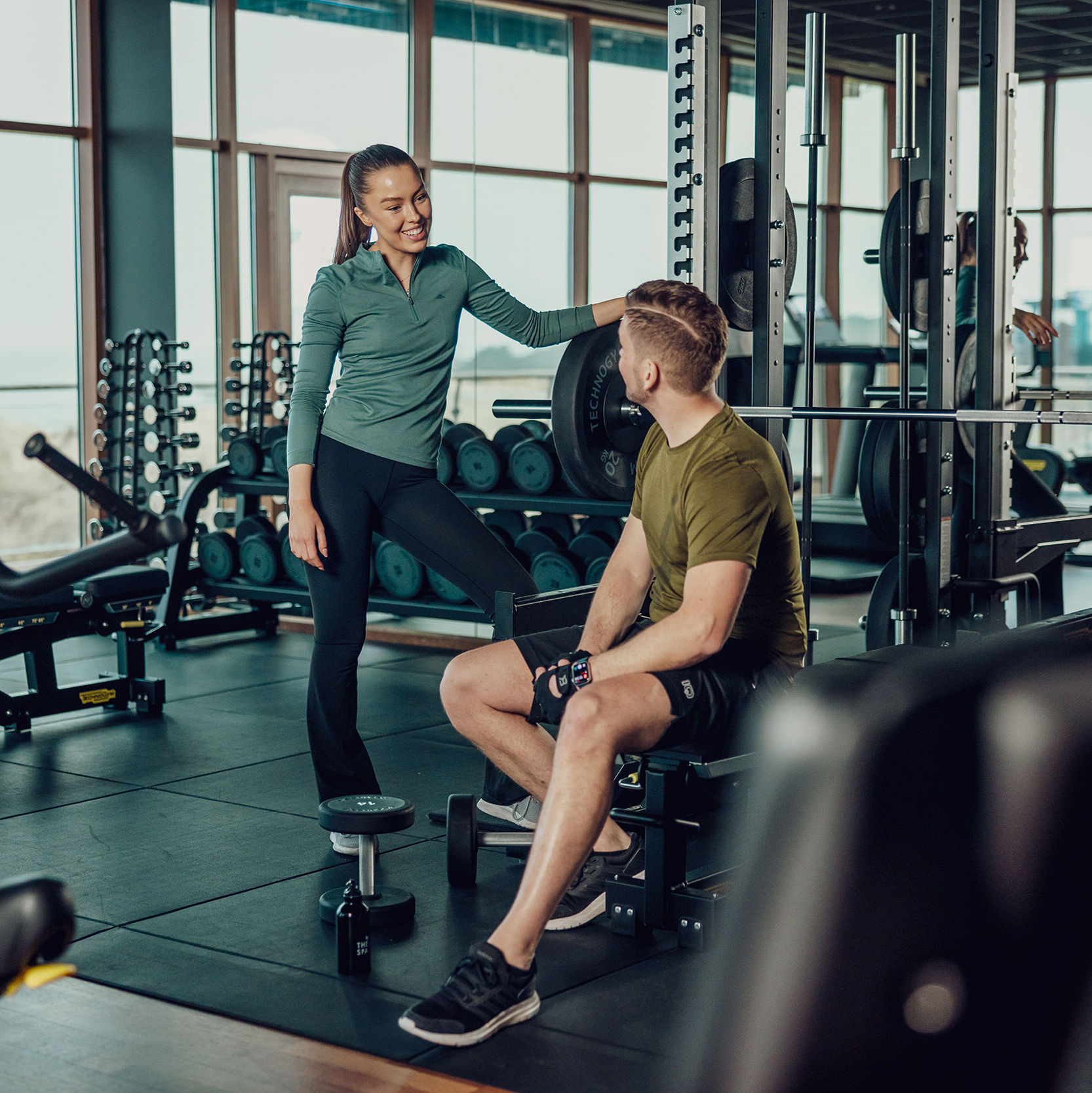 Par som tränar med vikter i gymmet.