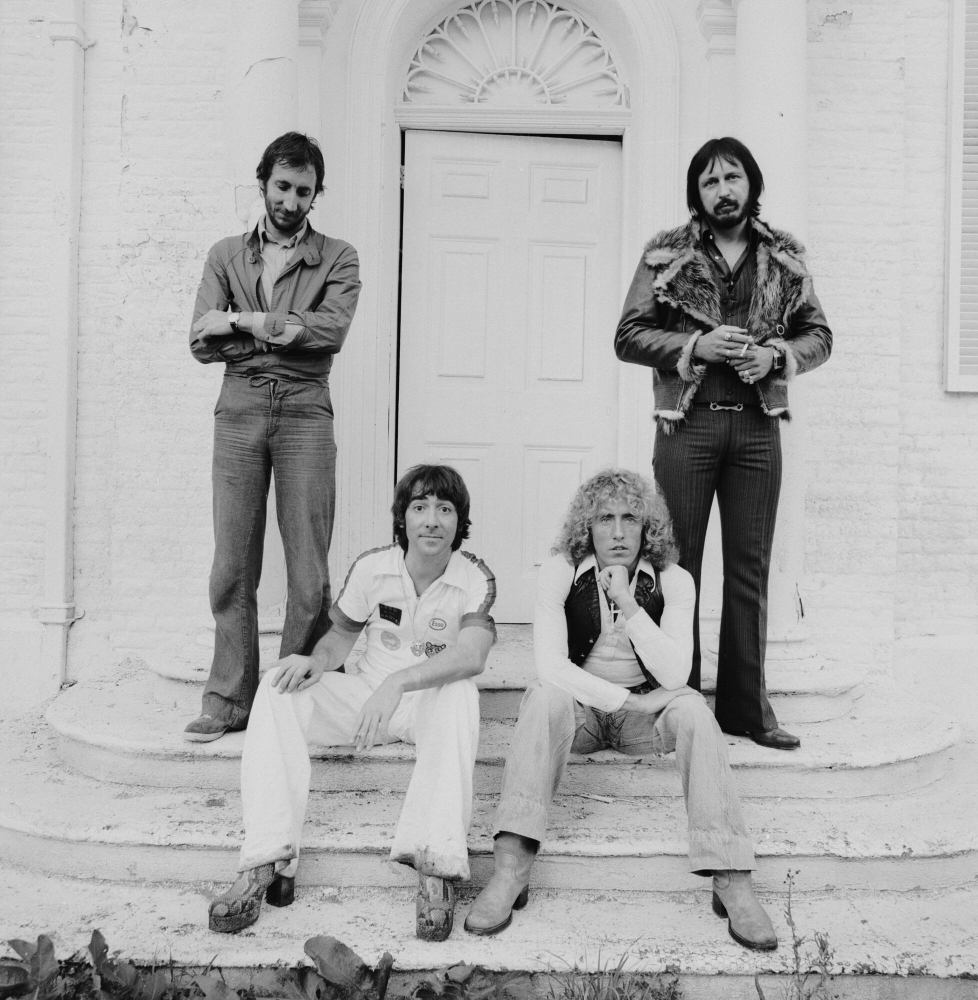 Svartvit bild på The Who på en trappa