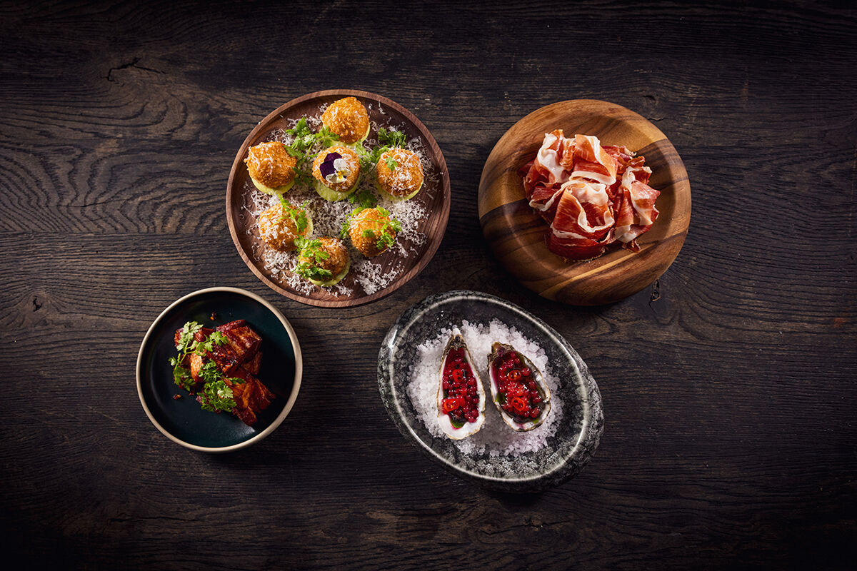 Ett bord uppdukat med fyra olika rätter på Hotel Tylösand.