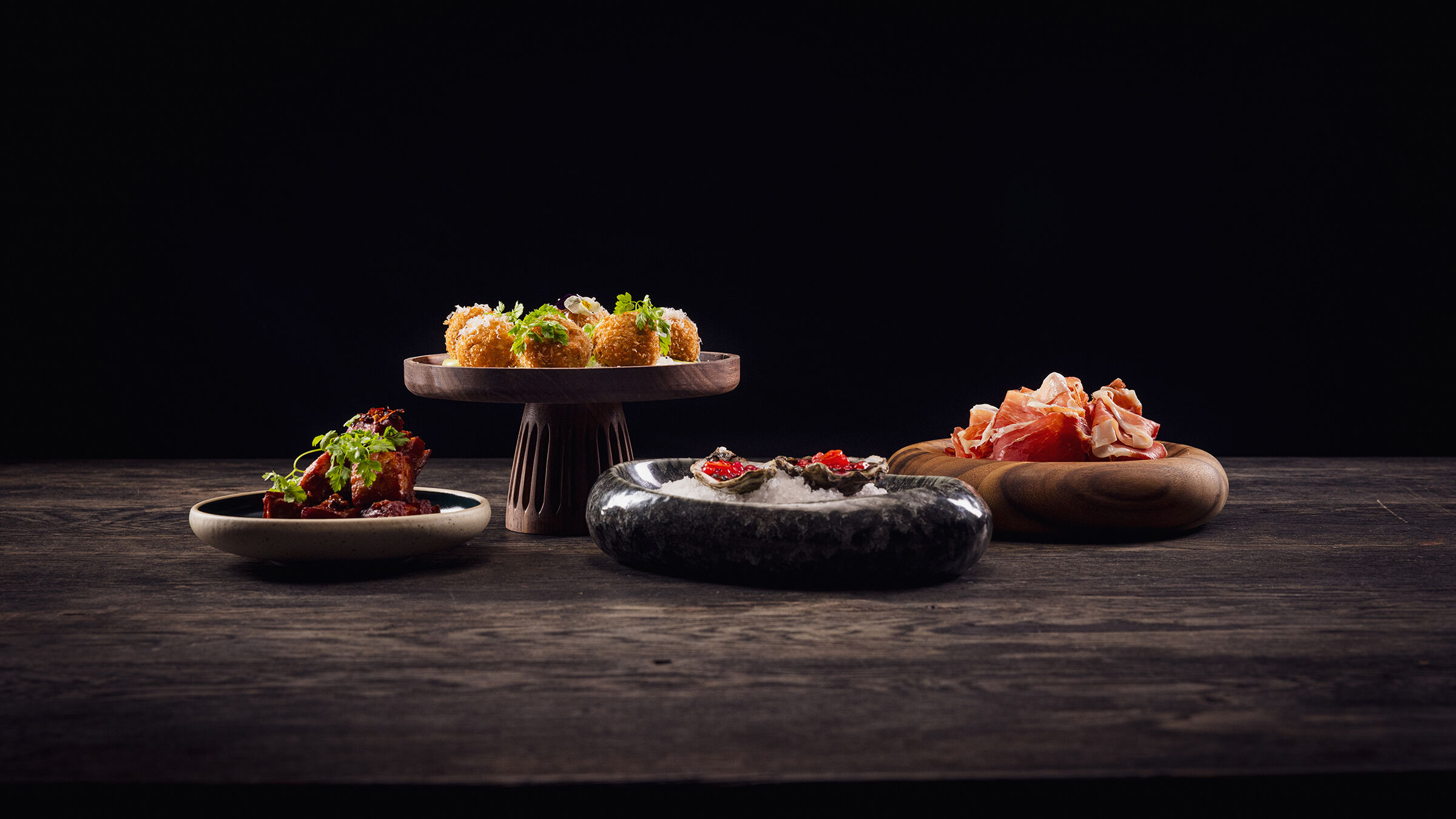 Ett bord uppdukat med fyra olika rätter på Hotel Tylösand.