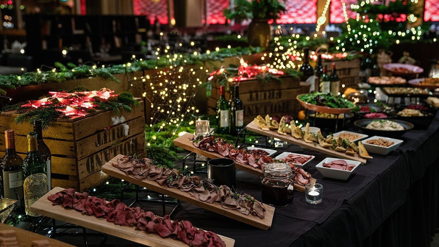 Julbord med olika sorters skinka, korv, paj, röror och sallader