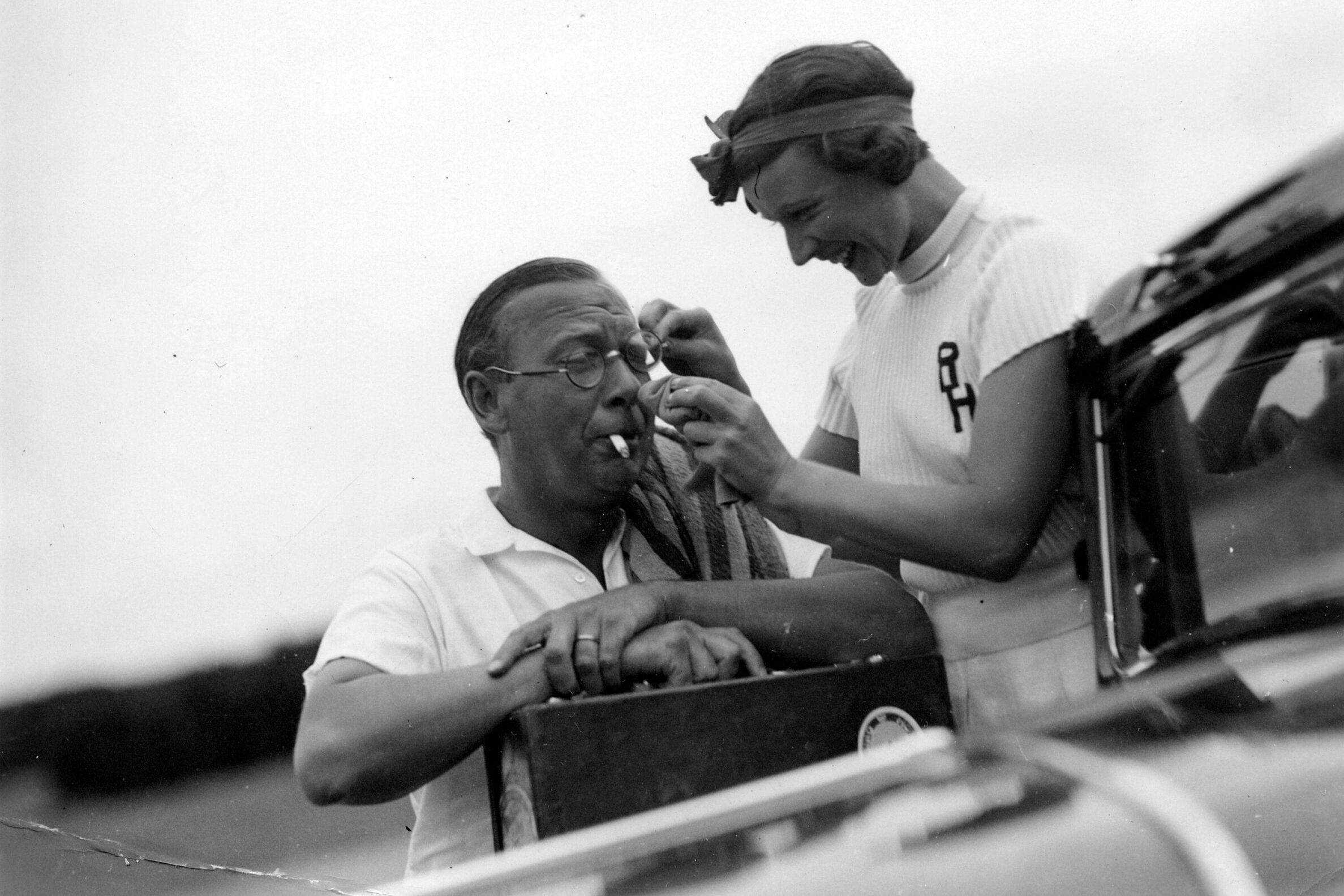 Tylösand kvinna hjälper man med glasögonen 1950-talet