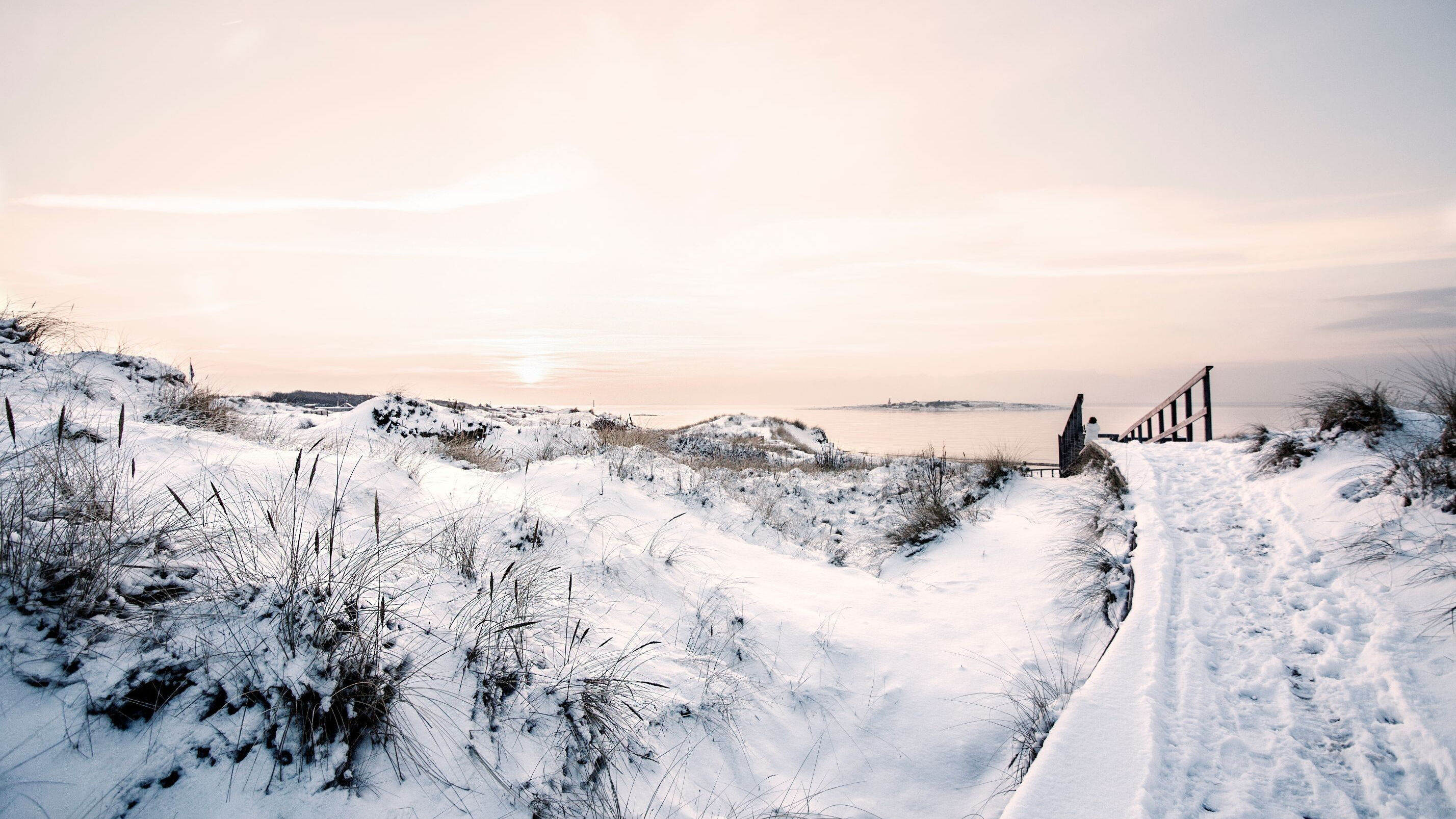 Solnedgång över snötäckta Tylösand strand