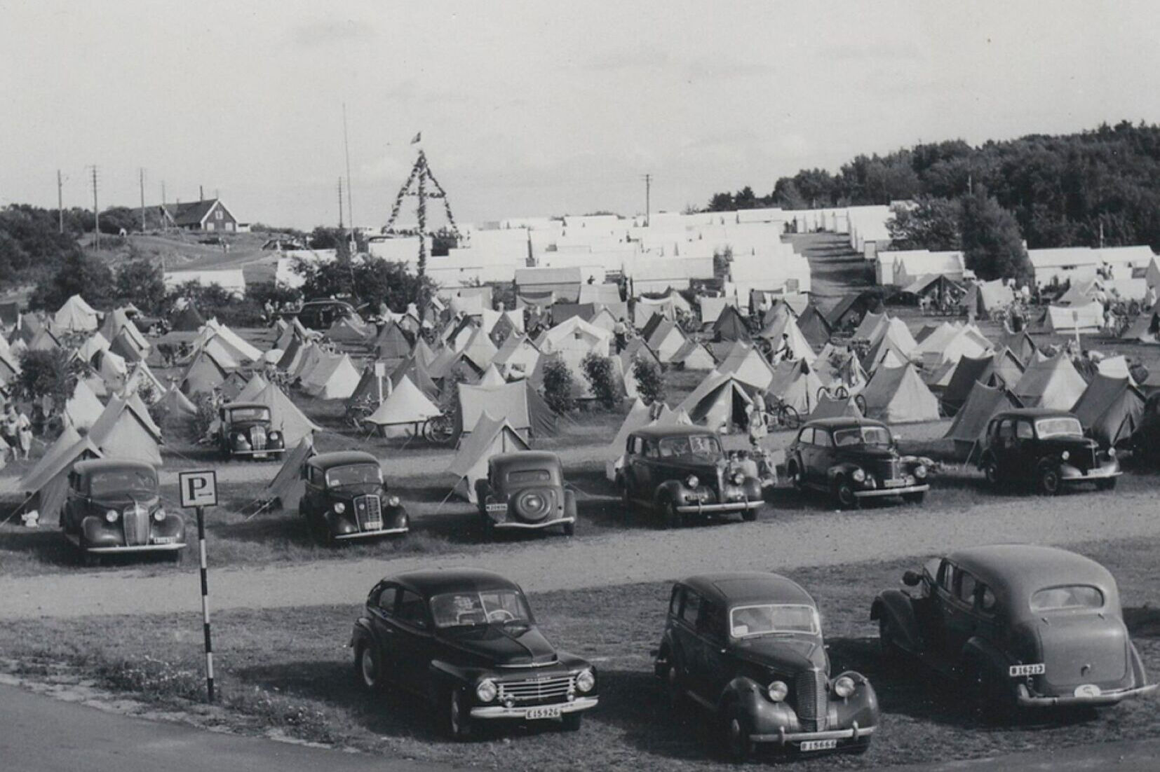 Vy över Tylösand tältstaden 1921 bilar och småtält
