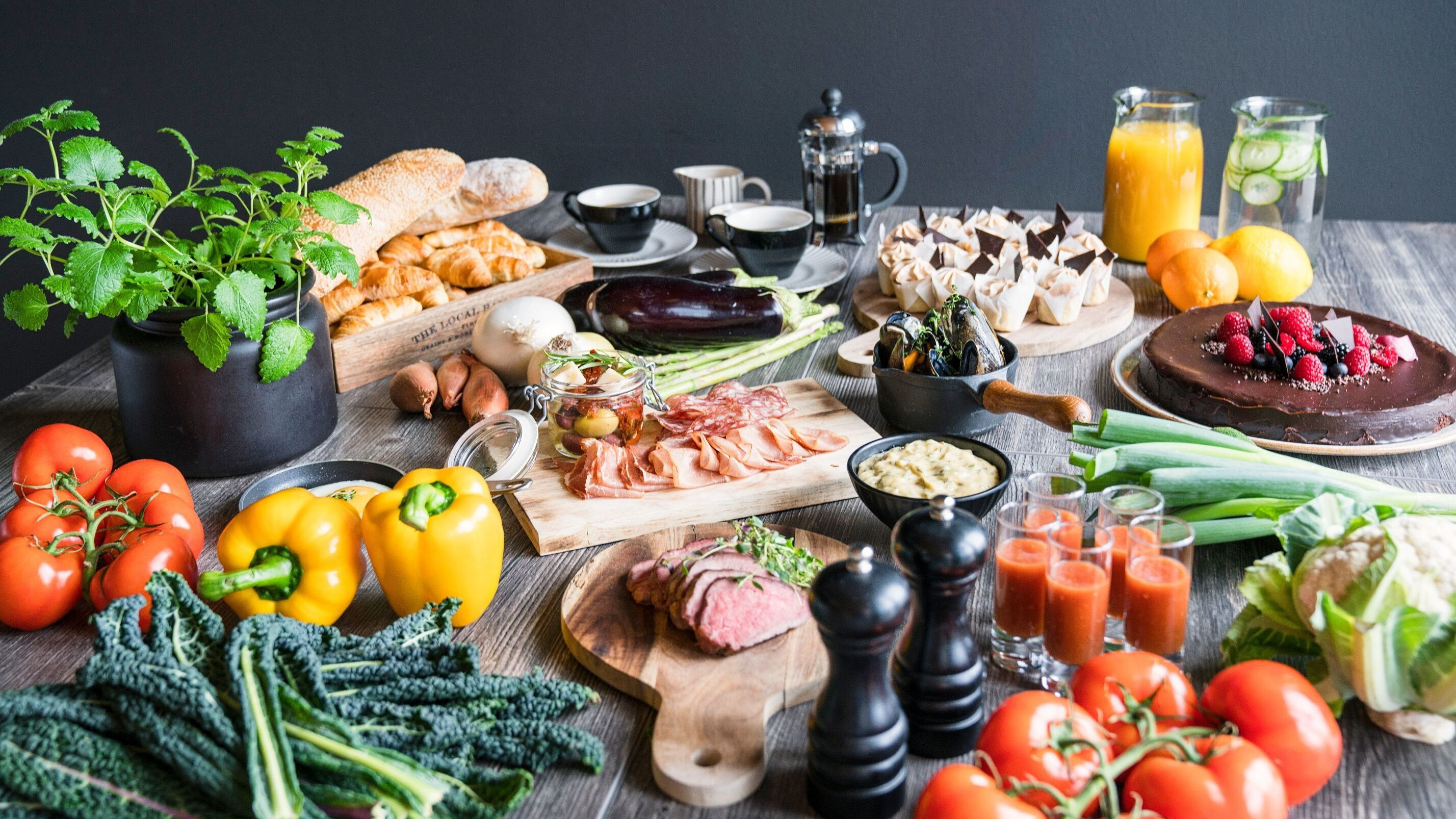 Brunch upplagt på ett bord