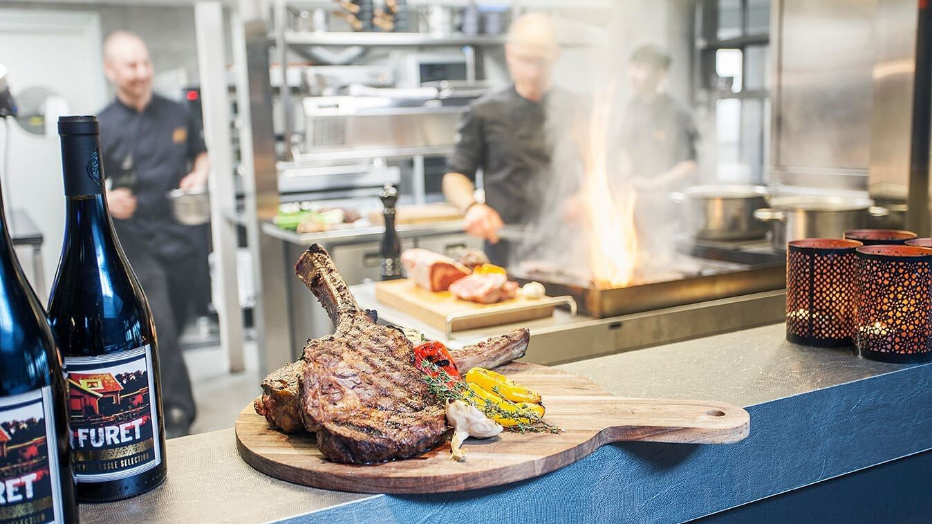 Bild på kötträtt inne i Leifs Bar & Grills kök