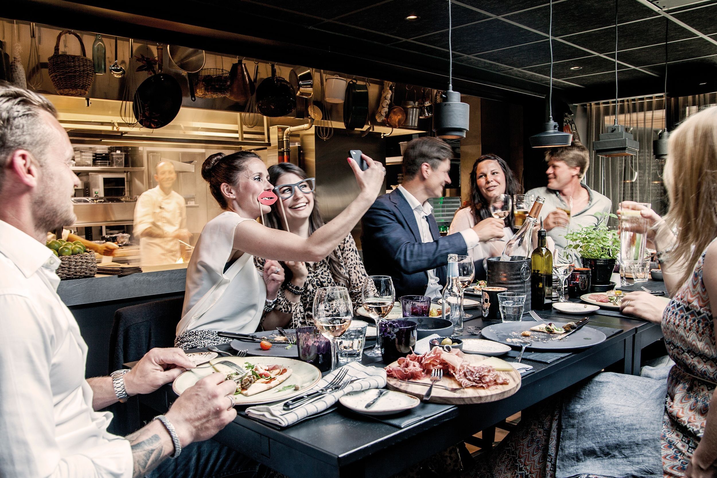 Ett sällskap som äter kring ett bord på Leifs Bar & Grill