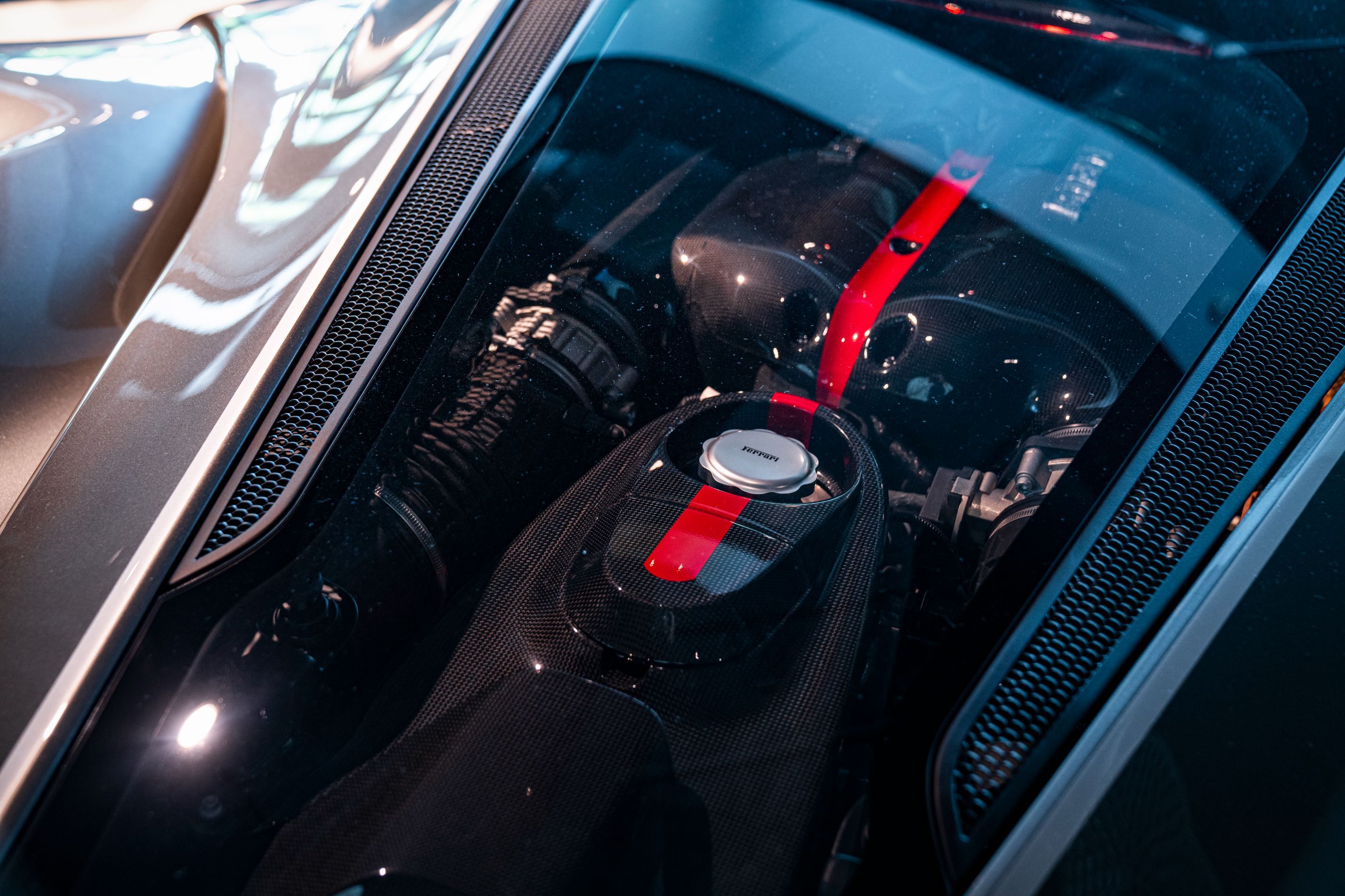 Närbild på insidan av motorhuven på en Ferrari