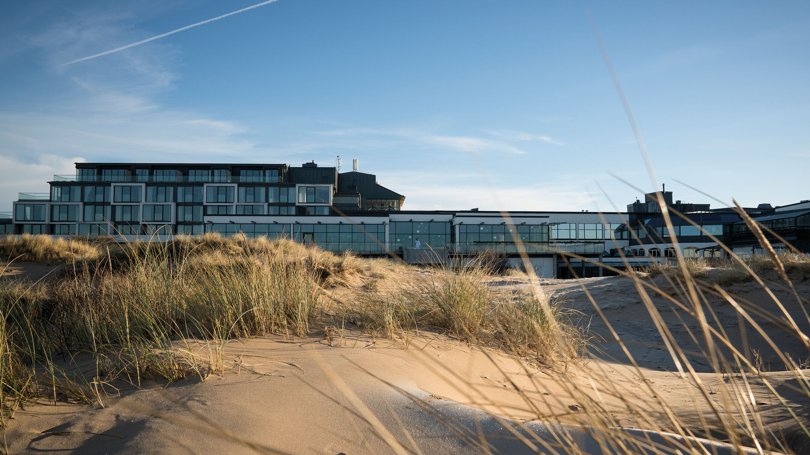 Frostig strand med Hotel Tylösand i bakgrunden